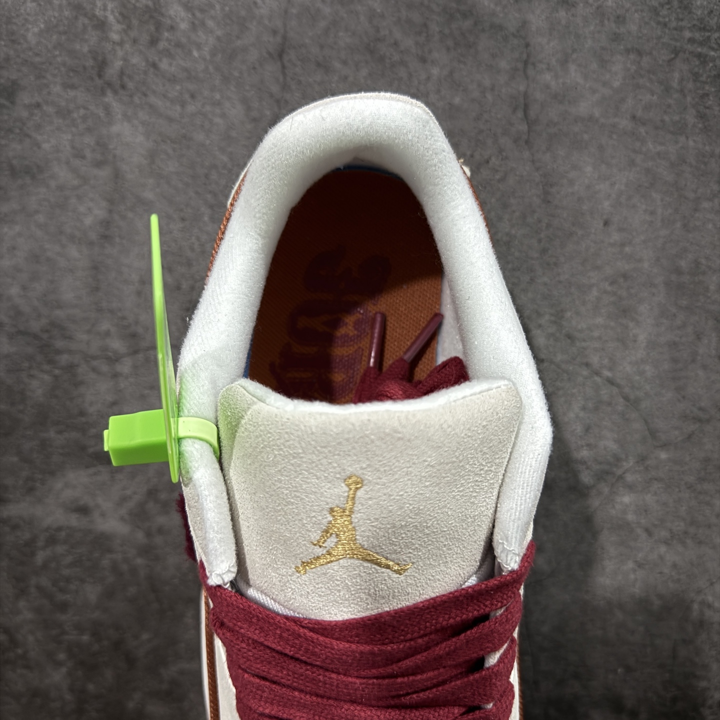 图片[8]-【神版】Air Jordan Retro Flight Court CNY 低帮 AJ低邦 乔丹篮球鞋系列 马年限定 目前此系列市场最优版本 头层带半码 区别市场通货 鞋款整体以黑色翻毛皮打造，搭配侧身黑色麂皮框架，鞋舌及后跟Jumpman Logo分别采用黑色、灰色刺绣点缀，后跟侧身Flighth字样也辅以灰色刺绣呈现，秉承轻量化的速度型篮球鞋设计思想完成设计，降低重量的同时提升舒适度，中底延续前作使用了分离式后掌可视化Air Soleb气垫。鞋带孔和后跟鞋提以籃网为造型灵感，将篮球运动巧妙融入到鞋款的设计之中，使鞋身整体富有流动性、节奏感和优雅气质。 货号：IQ1107-171 尺码：36 36.5 37.5 38 38.5 39 40 40.5 41 42 42.5 43 44 44.5 45-选品中心