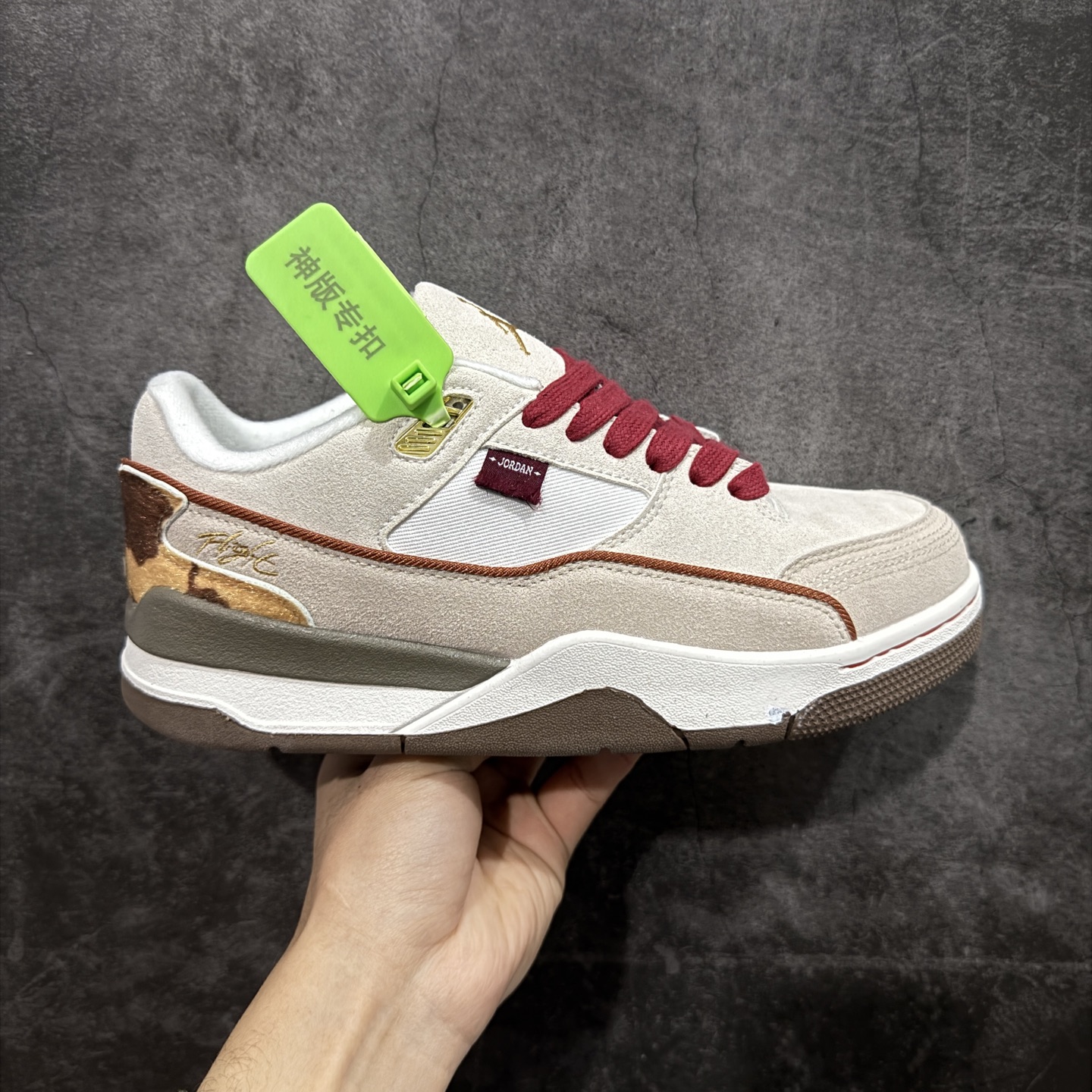 【神版】Air Jordan Retro Flight Court CNY 低帮 AJ低邦 乔丹篮球鞋系列 马年限定 目前此系列市场最优版本 头层带半码 区别市场通货 鞋款整体以黑色翻毛皮打造，搭配侧身黑色麂皮框架，鞋舌及后跟Jumpman Logo分别采用黑色、灰色刺绣点缀，后跟侧身Flighth字样也辅以灰色刺绣呈现，秉承轻量化的速度型篮球鞋设计思想完成设计，降低重量的同时提升舒适度，中底延续前作使用了分离式后掌可视化Air Soleb气垫。鞋带孔和后跟鞋提以籃网为造型灵感，将篮球运动巧妙融入到鞋款的设计之中，使鞋身整体富有流动性、节奏感和优雅气质。 货号：IQ1107-171 尺码：36 36.5 37.5 38 38.5 39 40 40.5 41 42 42.5 43 44 44.5 45-选品中心