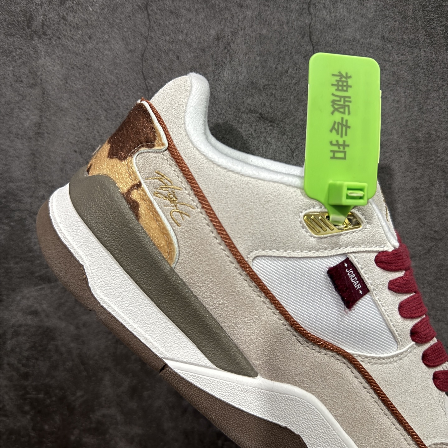 图片[7]-【神版】Air Jordan Retro Flight Court CNY 低帮 AJ低邦 乔丹篮球鞋系列 马年限定 目前此系列市场最优版本 头层带半码 区别市场通货 鞋款整体以黑色翻毛皮打造，搭配侧身黑色麂皮框架，鞋舌及后跟Jumpman Logo分别采用黑色、灰色刺绣点缀，后跟侧身Flighth字样也辅以灰色刺绣呈现，秉承轻量化的速度型篮球鞋设计思想完成设计，降低重量的同时提升舒适度，中底延续前作使用了分离式后掌可视化Air Soleb气垫。鞋带孔和后跟鞋提以籃网为造型灵感，将篮球运动巧妙融入到鞋款的设计之中，使鞋身整体富有流动性、节奏感和优雅气质。 货号：IQ1107-171 尺码：36 36.5 37.5 38 38.5 39 40 40.5 41 42 42.5 43 44 44.5 45-选品中心