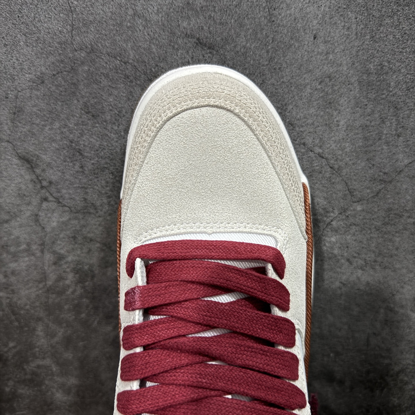 图片[5]-【神版】Air Jordan Retro Flight Court CNY 低帮 AJ低邦 乔丹篮球鞋系列 马年限定 目前此系列市场最优版本 头层带半码 区别市场通货 鞋款整体以黑色翻毛皮打造，搭配侧身黑色麂皮框架，鞋舌及后跟Jumpman Logo分别采用黑色、灰色刺绣点缀，后跟侧身Flighth字样也辅以灰色刺绣呈现，秉承轻量化的速度型篮球鞋设计思想完成设计，降低重量的同时提升舒适度，中底延续前作使用了分离式后掌可视化Air Soleb气垫。鞋带孔和后跟鞋提以籃网为造型灵感，将篮球运动巧妙融入到鞋款的设计之中，使鞋身整体富有流动性、节奏感和优雅气质。 货号：IQ1107-171 尺码：36 36.5 37.5 38 38.5 39 40 40.5 41 42 42.5 43 44 44.5 45-选品中心