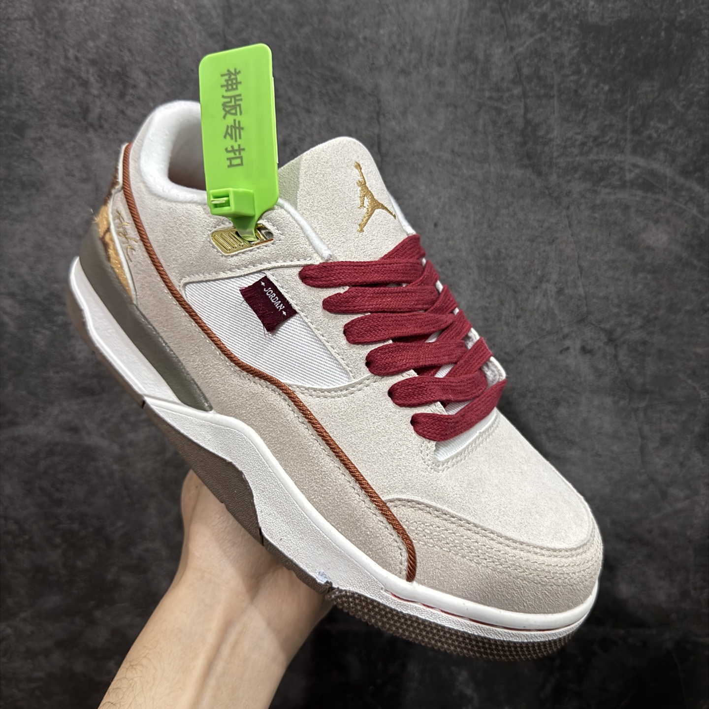 图片[3]-【神版】Air Jordan Retro Flight Court CNY 低帮 AJ低邦 乔丹篮球鞋系列 马年限定 目前此系列市场最优版本 头层带半码 区别市场通货 鞋款整体以黑色翻毛皮打造，搭配侧身黑色麂皮框架，鞋舌及后跟Jumpman Logo分别采用黑色、灰色刺绣点缀，后跟侧身Flighth字样也辅以灰色刺绣呈现，秉承轻量化的速度型篮球鞋设计思想完成设计，降低重量的同时提升舒适度，中底延续前作使用了分离式后掌可视化Air Soleb气垫。鞋带孔和后跟鞋提以籃网为造型灵感，将篮球运动巧妙融入到鞋款的设计之中，使鞋身整体富有流动性、节奏感和优雅气质。 货号：IQ1107-171 尺码：36 36.5 37.5 38 38.5 39 40 40.5 41 42 42.5 43 44 44.5 45-选品中心