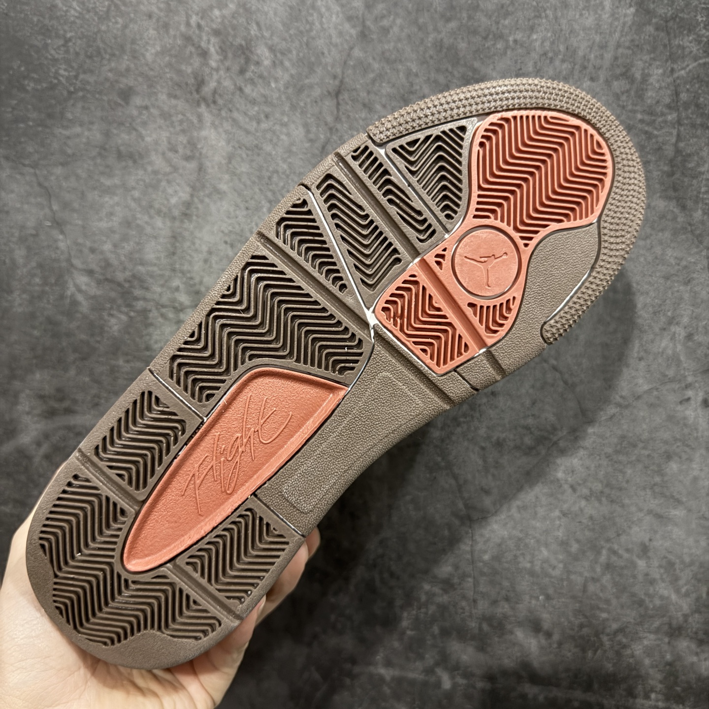 图片[9]-【神版】Air Jordan Retro Flight Court CNY 低帮 AJ低邦 乔丹篮球鞋系列 马年限定 目前此系列市场最优版本 头层带半码 区别市场通货 鞋款整体以黑色翻毛皮打造，搭配侧身黑色麂皮框架，鞋舌及后跟Jumpman Logo分别采用黑色、灰色刺绣点缀，后跟侧身Flighth字样也辅以灰色刺绣呈现，秉承轻量化的速度型篮球鞋设计思想完成设计，降低重量的同时提升舒适度，中底延续前作使用了分离式后掌可视化Air Soleb气垫。鞋带孔和后跟鞋提以籃网为造型灵感，将篮球运动巧妙融入到鞋款的设计之中，使鞋身整体富有流动性、节奏感和优雅气质。 货号：IQ1107-171 尺码：36 36.5 37.5 38 38.5 39 40 40.5 41 42 42.5 43 44 44.5 45-选品中心