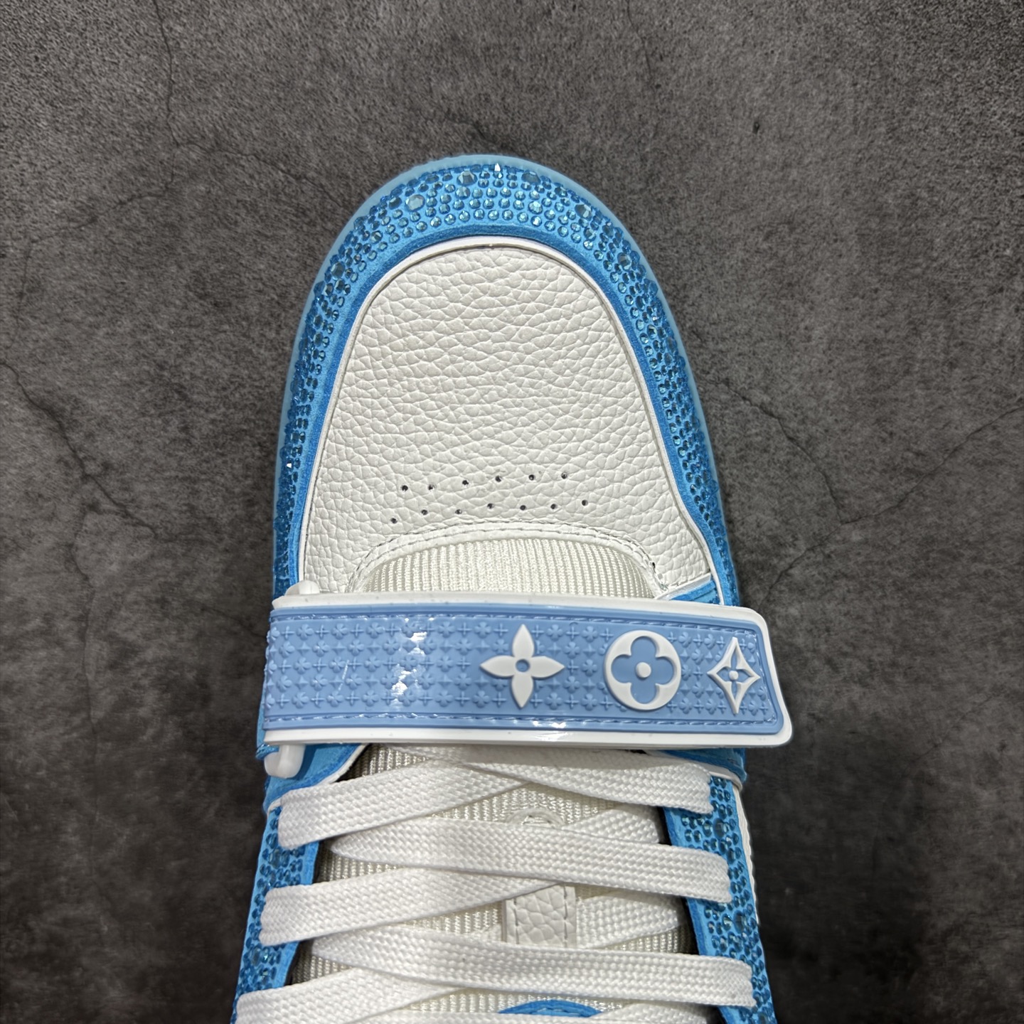 图片[5]-【YS纯原】广奢高端货 LOUIS VUITTON 路易威登 LV Trainer 休闲板鞋 ✦ 原楦原纸版开模，鞋型立体饱满 ✦ 零毛边、零溢胶、零线头瑕疵 ✦ 细节与原版一致 区分市面通货 ✦ 多层叠片＋电脑针车，针距密度一致 ✦ Monogram浮雕＋3D高频压纹 ✦ 多密度发泡中底：支撑回弹媲美专柜 ✦ 原装橡胶大底：含胶量高、纹路深、双拼接零偏差 ✦ ZP级原装包装：专柜款鞋盒＋防尘袋＋说明书 尺码：38-45-选品中心