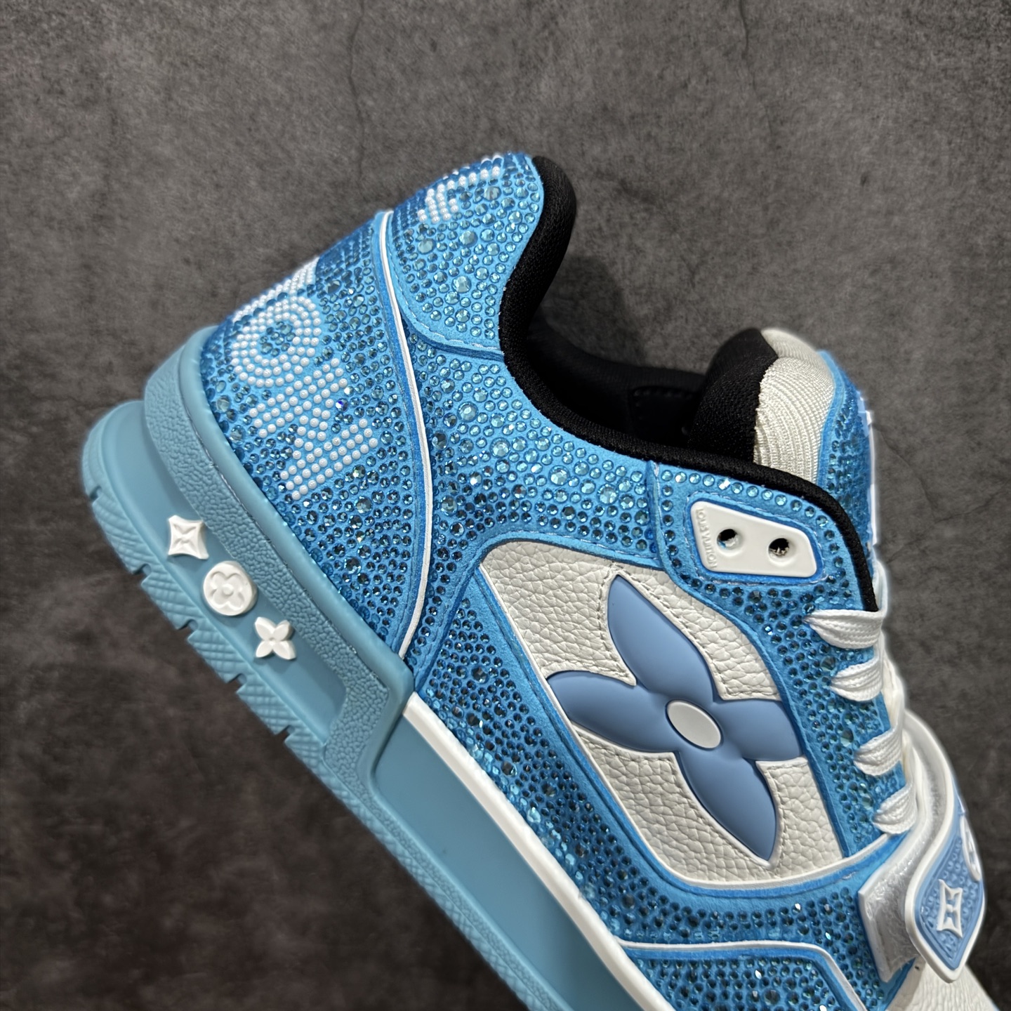 图片[7]-【YS纯原】广奢高端货 LOUIS VUITTON 路易威登 LV Trainer 休闲板鞋 ✦ 原楦原纸版开模，鞋型立体饱满 ✦ 零毛边、零溢胶、零线头瑕疵 ✦ 细节与原版一致 区分市面通货 ✦ 多层叠片＋电脑针车，针距密度一致 ✦ Monogram浮雕＋3D高频压纹 ✦ 多密度发泡中底：支撑回弹媲美专柜 ✦ 原装橡胶大底：含胶量高、纹路深、双拼接零偏差 ✦ ZP级原装包装：专柜款鞋盒＋防尘袋＋说明书 尺码：38-45-选品中心