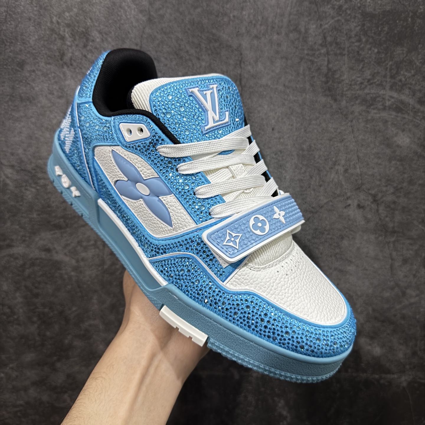 图片[3]-【YS纯原】广奢高端货 LOUIS VUITTON 路易威登 LV Trainer 休闲板鞋 ✦ 原楦原纸版开模，鞋型立体饱满 ✦ 零毛边、零溢胶、零线头瑕疵 ✦ 细节与原版一致 区分市面通货 ✦ 多层叠片＋电脑针车，针距密度一致 ✦ Monogram浮雕＋3D高频压纹 ✦ 多密度发泡中底：支撑回弹媲美专柜 ✦ 原装橡胶大底：含胶量高、纹路深、双拼接零偏差 ✦ ZP级原装包装：专柜款鞋盒＋防尘袋＋说明书 尺码：38-45-选品中心