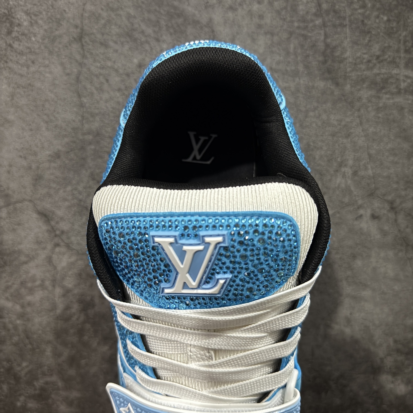图片[8]-【YS纯原】广奢高端货 LOUIS VUITTON 路易威登 LV Trainer 休闲板鞋 ✦ 原楦原纸版开模，鞋型立体饱满 ✦ 零毛边、零溢胶、零线头瑕疵 ✦ 细节与原版一致 区分市面通货 ✦ 多层叠片＋电脑针车，针距密度一致 ✦ Monogram浮雕＋3D高频压纹 ✦ 多密度发泡中底：支撑回弹媲美专柜 ✦ 原装橡胶大底：含胶量高、纹路深、双拼接零偏差 ✦ ZP级原装包装：专柜款鞋盒＋防尘袋＋说明书 尺码：38-45-选品中心