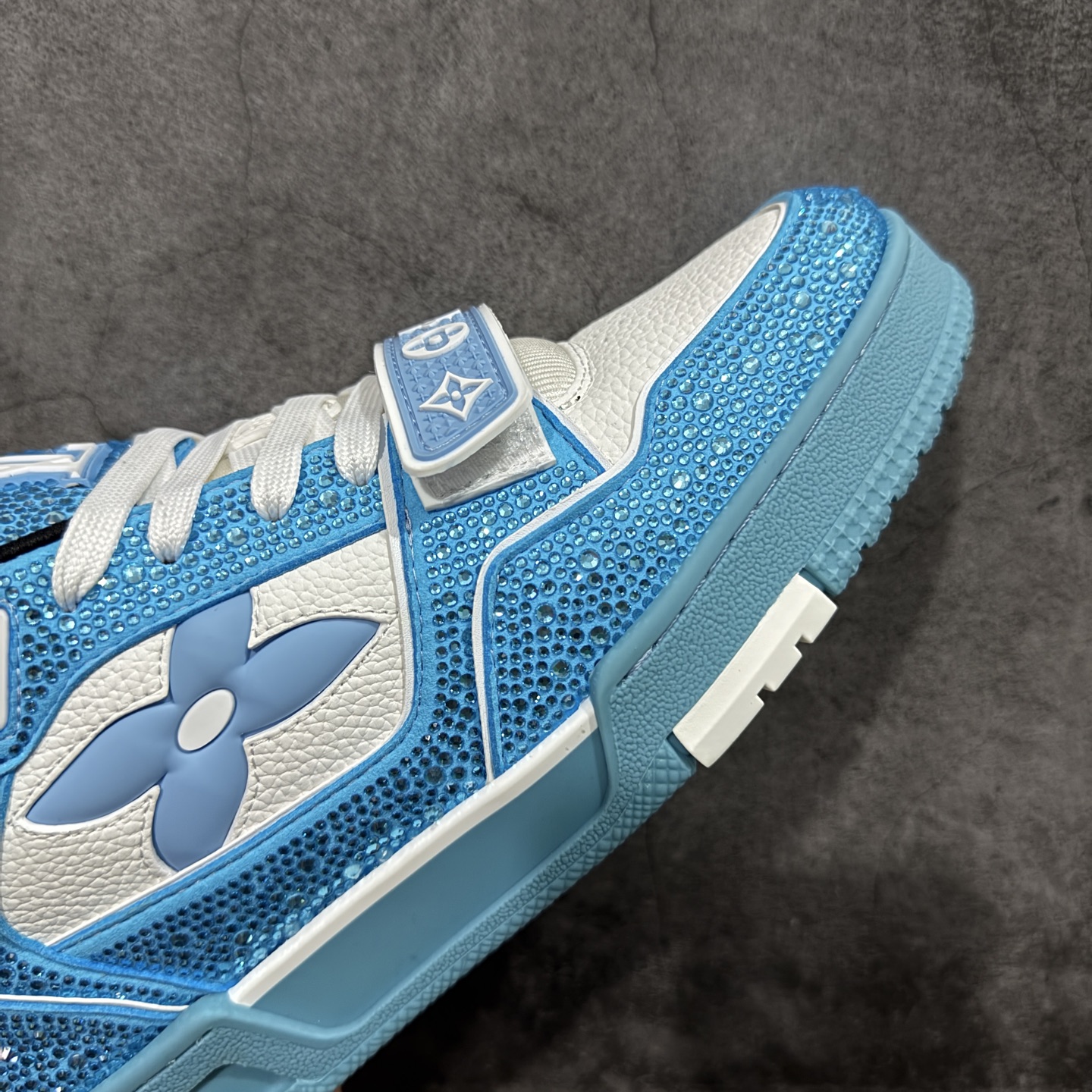 图片[6]-【YS纯原】广奢高端货 LOUIS VUITTON 路易威登 LV Trainer 休闲板鞋 ✦ 原楦原纸版开模，鞋型立体饱满 ✦ 零毛边、零溢胶、零线头瑕疵 ✦ 细节与原版一致 区分市面通货 ✦ 多层叠片＋电脑针车，针距密度一致 ✦ Monogram浮雕＋3D高频压纹 ✦ 多密度发泡中底：支撑回弹媲美专柜 ✦ 原装橡胶大底：含胶量高、纹路深、双拼接零偏差 ✦ ZP级原装包装：专柜款鞋盒＋防尘袋＋说明书 尺码：38-45-选品中心