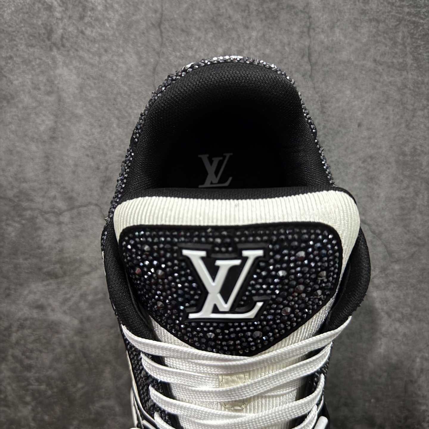 图片[8]-【YS纯原】广奢高端货 LOUIS VUITTON 路易威登 LV Trainer 休闲板鞋 ✦ 原楦原纸版开模，鞋型立体饱满 ✦ 零毛边、零溢胶、零线头瑕疵 ✦ 细节与原版一致 区分市面通货 ✦ 多层叠片＋电脑针车，针距密度一致 ✦ Monogram浮雕＋3D高频压纹 ✦ 多密度发泡中底：支撑回弹媲美专柜 ✦ 原装橡胶大底：含胶量高、纹路深、双拼接零偏差 ✦ ZP级原装包装：专柜款鞋盒＋防尘袋＋说明书 尺码：38-45-选品中心
