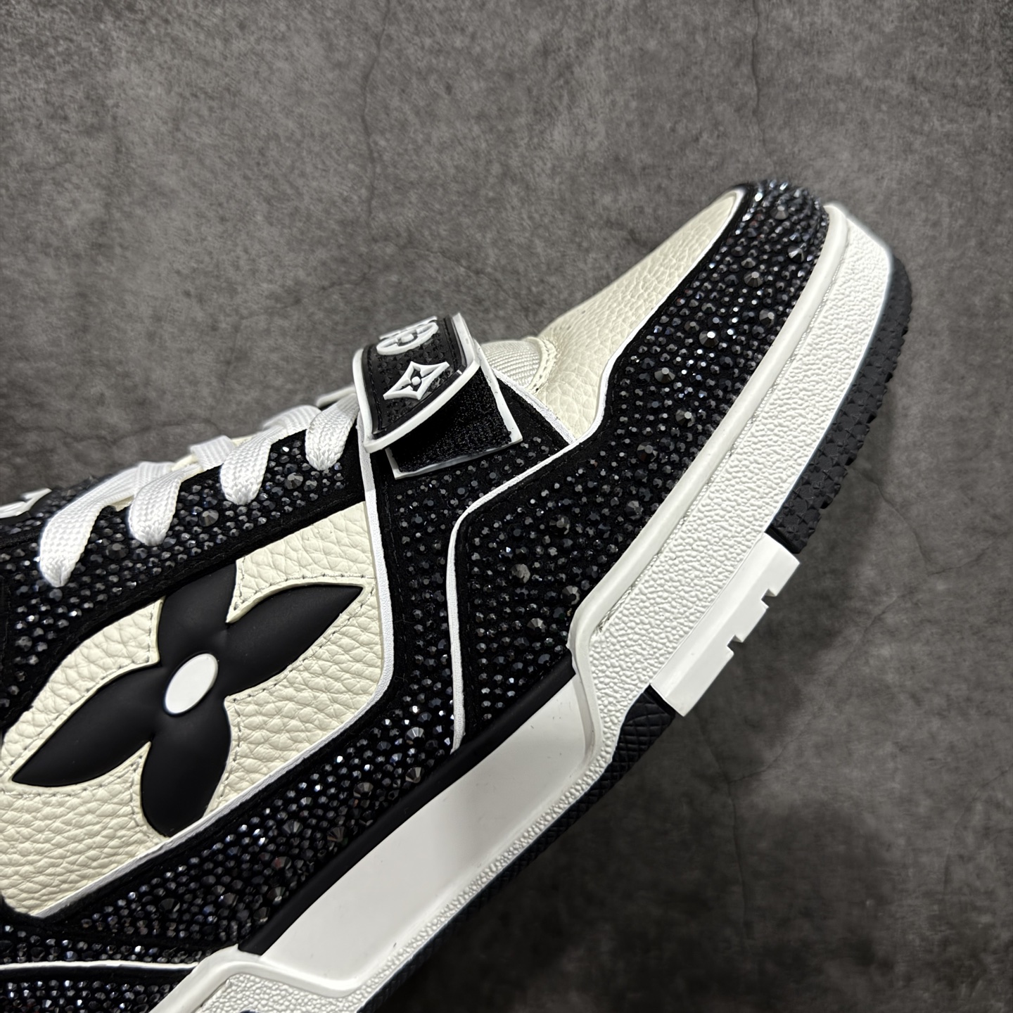 图片[6]-【YS纯原】广奢高端货 LOUIS VUITTON 路易威登 LV Trainer 休闲板鞋 ✦ 原楦原纸版开模，鞋型立体饱满 ✦ 零毛边、零溢胶、零线头瑕疵 ✦ 细节与原版一致 区分市面通货 ✦ 多层叠片＋电脑针车，针距密度一致 ✦ Monogram浮雕＋3D高频压纹 ✦ 多密度发泡中底：支撑回弹媲美专柜 ✦ 原装橡胶大底：含胶量高、纹路深、双拼接零偏差 ✦ ZP级原装包装：专柜款鞋盒＋防尘袋＋说明书 尺码：38-45-选品中心