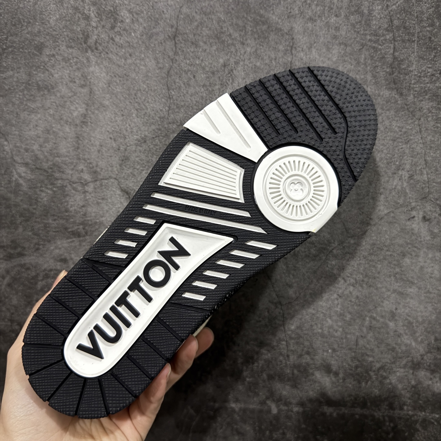 图片[9]-【YS纯原】广奢高端货 LOUIS VUITTON 路易威登 LV Trainer 休闲板鞋 ✦ 原楦原纸版开模，鞋型立体饱满 ✦ 零毛边、零溢胶、零线头瑕疵 ✦ 细节与原版一致 区分市面通货 ✦ 多层叠片＋电脑针车，针距密度一致 ✦ Monogram浮雕＋3D高频压纹 ✦ 多密度发泡中底：支撑回弹媲美专柜 ✦ 原装橡胶大底：含胶量高、纹路深、双拼接零偏差 ✦ ZP级原装包装：专柜款鞋盒＋防尘袋＋说明书 尺码：38-45-选品中心