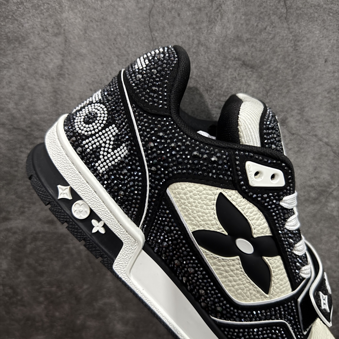 图片[7]-【YS纯原】广奢高端货 LOUIS VUITTON 路易威登 LV Trainer 休闲板鞋 ✦ 原楦原纸版开模，鞋型立体饱满 ✦ 零毛边、零溢胶、零线头瑕疵 ✦ 细节与原版一致 区分市面通货 ✦ 多层叠片＋电脑针车，针距密度一致 ✦ Monogram浮雕＋3D高频压纹 ✦ 多密度发泡中底：支撑回弹媲美专柜 ✦ 原装橡胶大底：含胶量高、纹路深、双拼接零偏差 ✦ ZP级原装包装：专柜款鞋盒＋防尘袋＋说明书 尺码：38-45-选品中心