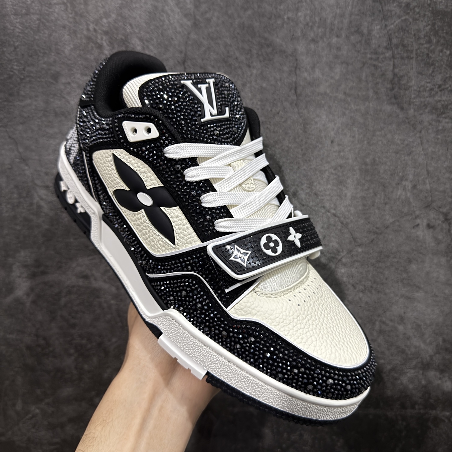 图片[3]-【YS纯原】广奢高端货 LOUIS VUITTON 路易威登 LV Trainer 休闲板鞋 ✦ 原楦原纸版开模，鞋型立体饱满 ✦ 零毛边、零溢胶、零线头瑕疵 ✦ 细节与原版一致 区分市面通货 ✦ 多层叠片＋电脑针车，针距密度一致 ✦ Monogram浮雕＋3D高频压纹 ✦ 多密度发泡中底：支撑回弹媲美专柜 ✦ 原装橡胶大底：含胶量高、纹路深、双拼接零偏差 ✦ ZP级原装包装：专柜款鞋盒＋防尘袋＋说明书 尺码：38-45-选品中心