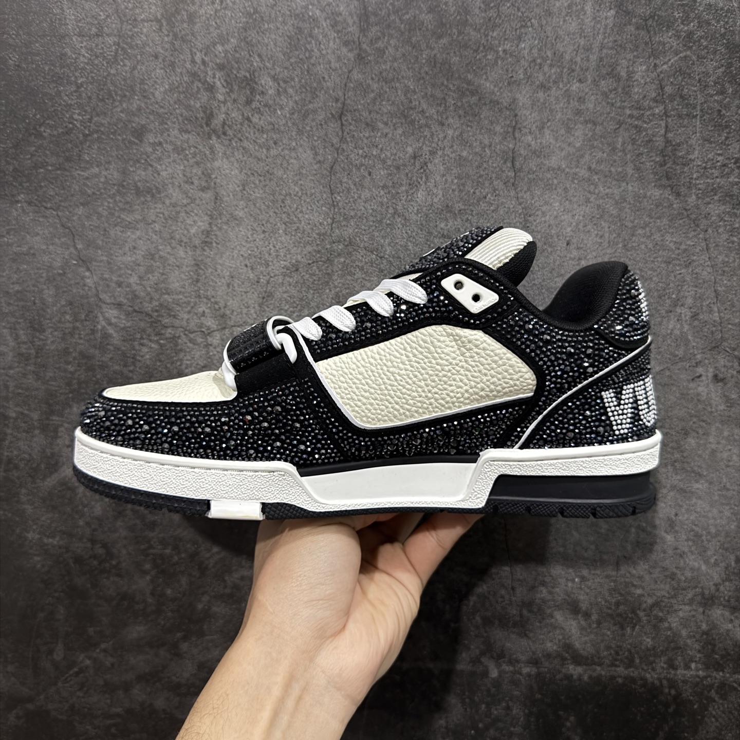 图片[2]-【YS纯原】广奢高端货 LOUIS VUITTON 路易威登 LV Trainer 休闲板鞋 ✦ 原楦原纸版开模，鞋型立体饱满 ✦ 零毛边、零溢胶、零线头瑕疵 ✦ 细节与原版一致 区分市面通货 ✦ 多层叠片＋电脑针车，针距密度一致 ✦ Monogram浮雕＋3D高频压纹 ✦ 多密度发泡中底：支撑回弹媲美专柜 ✦ 原装橡胶大底：含胶量高、纹路深、双拼接零偏差 ✦ ZP级原装包装：专柜款鞋盒＋防尘袋＋说明书 尺码：38-45-选品中心