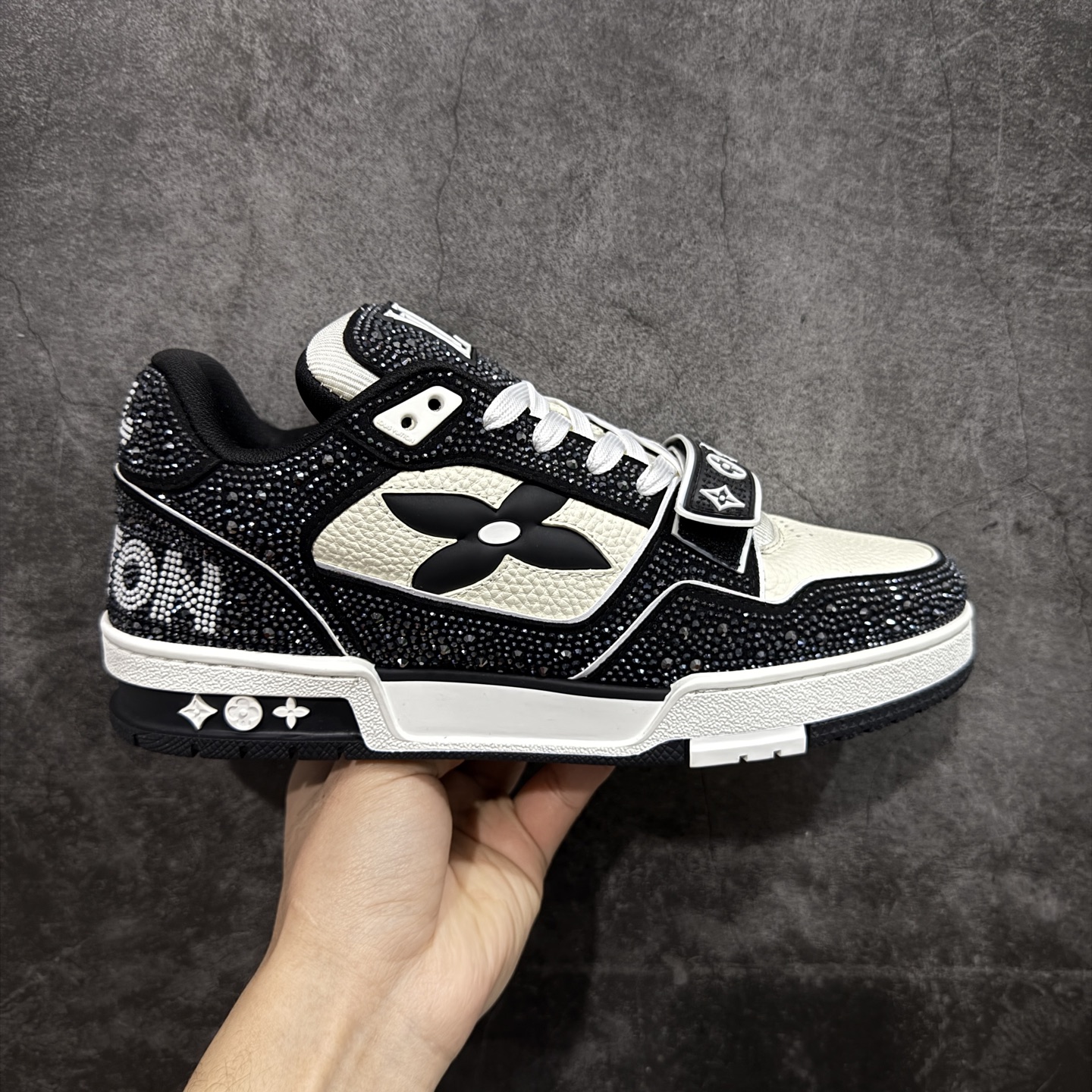 【YS纯原】广奢高端货 LOUIS VUITTON 路易威登 LV Trainer 休闲板鞋 ✦ 原楦原纸版开模，鞋型立体饱满 ✦ 零毛边、零溢胶、零线头瑕疵 ✦ 细节与原版一致 区分市面通货 ✦ 多层叠片＋电脑针车，针距密度一致 ✦ Monogram浮雕＋3D高频压纹 ✦ 多密度发泡中底：支撑回弹媲美专柜 ✦ 原装橡胶大底：含胶量高、纹路深、双拼接零偏差 ✦ ZP级原装包装：专柜款鞋盒＋防尘袋＋说明书 尺码：38-45-选品中心