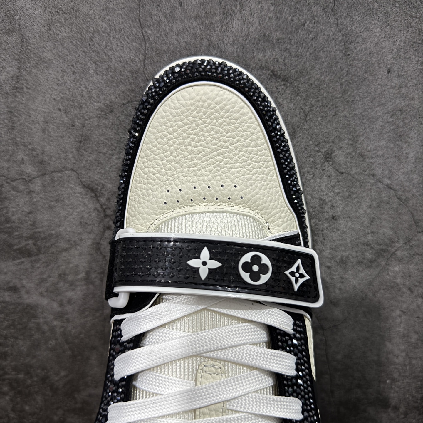 图片[5]-【YS纯原】广奢高端货 LOUIS VUITTON 路易威登 LV Trainer 休闲板鞋 ✦ 原楦原纸版开模，鞋型立体饱满 ✦ 零毛边、零溢胶、零线头瑕疵 ✦ 细节与原版一致 区分市面通货 ✦ 多层叠片＋电脑针车，针距密度一致 ✦ Monogram浮雕＋3D高频压纹 ✦ 多密度发泡中底：支撑回弹媲美专柜 ✦ 原装橡胶大底：含胶量高、纹路深、双拼接零偏差 ✦ ZP级原装包装：专柜款鞋盒＋防尘袋＋说明书 尺码：38-45-选品中心
