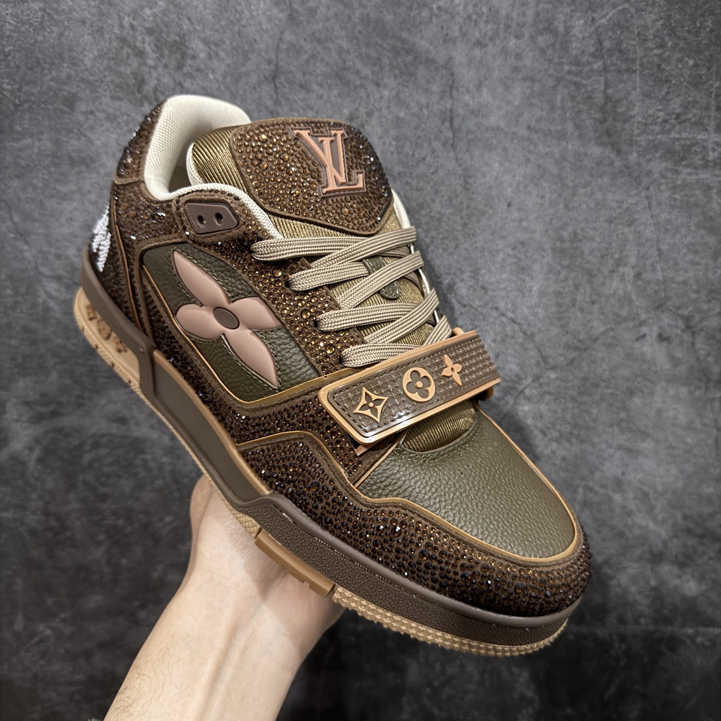 图片[3]-【YS纯原】广奢高端货 LOUIS VUITTON 路易威登 LV Trainer 休闲板鞋 ✦ 原楦原纸版开模，鞋型立体饱满 ✦ 零毛边、零溢胶、零线头瑕疵 ✦ 细节与原版一致 区分市面通货 ✦ 多层叠片＋电脑针车，针距密度一致 ✦ Monogram浮雕＋3D高频压纹 ✦ 多密度发泡中底：支撑回弹媲美专柜 ✦ 原装橡胶大底：含胶量高、纹路深、双拼接零偏差 ✦ ZP级原装包装：专柜款鞋盒＋防尘袋＋说明书 尺码：38-45-选品中心
