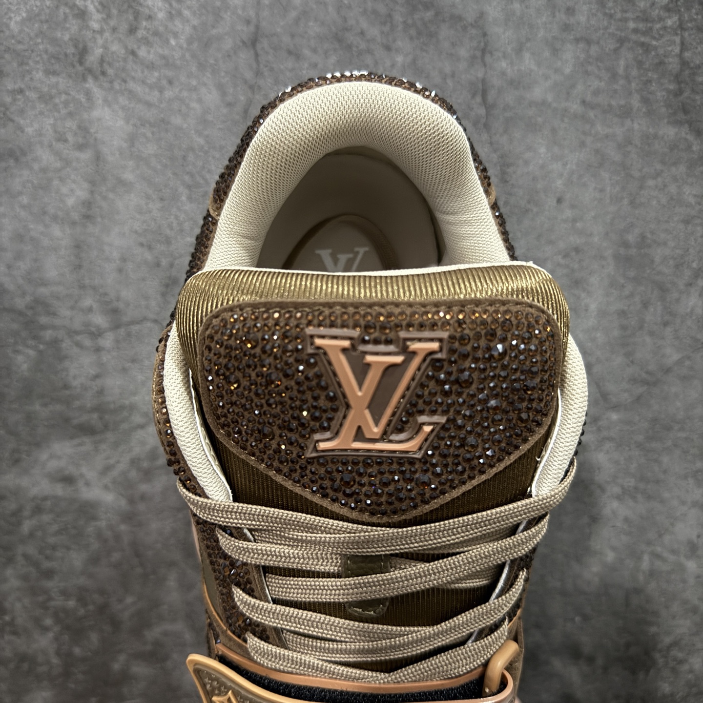 图片[8]-【YS纯原】广奢高端货 LOUIS VUITTON 路易威登 LV Trainer 休闲板鞋 ✦ 原楦原纸版开模，鞋型立体饱满 ✦ 零毛边、零溢胶、零线头瑕疵 ✦ 细节与原版一致 区分市面通货 ✦ 多层叠片＋电脑针车，针距密度一致 ✦ Monogram浮雕＋3D高频压纹 ✦ 多密度发泡中底：支撑回弹媲美专柜 ✦ 原装橡胶大底：含胶量高、纹路深、双拼接零偏差 ✦ ZP级原装包装：专柜款鞋盒＋防尘袋＋说明书 尺码：38-45-选品中心