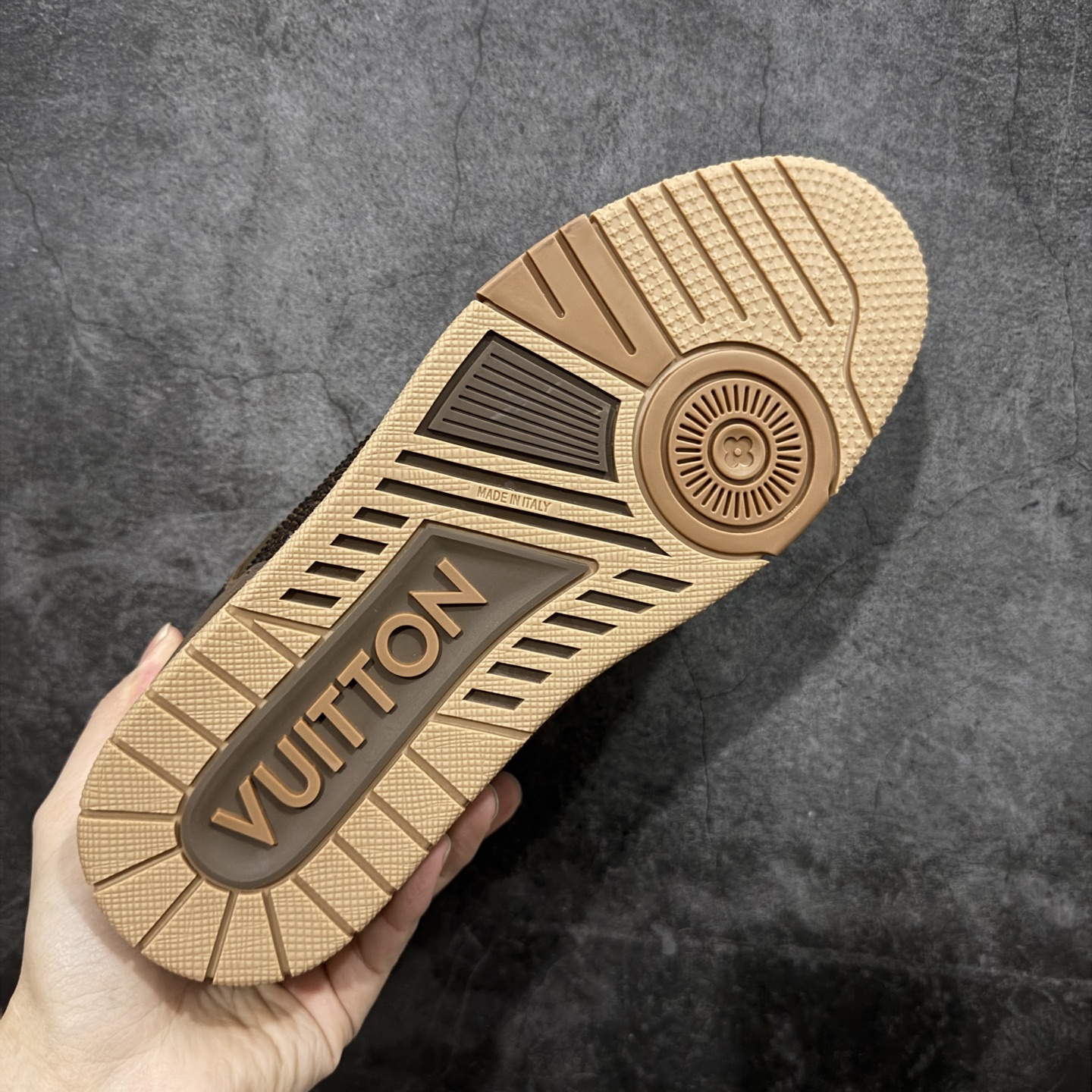 图片[9]-【YS纯原】广奢高端货 LOUIS VUITTON 路易威登 LV Trainer 休闲板鞋 ✦ 原楦原纸版开模，鞋型立体饱满 ✦ 零毛边、零溢胶、零线头瑕疵 ✦ 细节与原版一致 区分市面通货 ✦ 多层叠片＋电脑针车，针距密度一致 ✦ Monogram浮雕＋3D高频压纹 ✦ 多密度发泡中底：支撑回弹媲美专柜 ✦ 原装橡胶大底：含胶量高、纹路深、双拼接零偏差 ✦ ZP级原装包装：专柜款鞋盒＋防尘袋＋说明书 尺码：38-45-选品中心