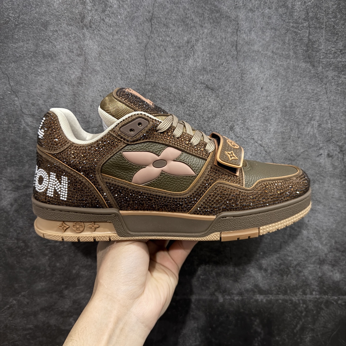 【YS纯原】广奢高端货 LOUIS VUITTON 路易威登 LV Trainer 休闲板鞋 ✦ 原楦原纸版开模，鞋型立体饱满 ✦ 零毛边、零溢胶、零线头瑕疵 ✦ 细节与原版一致 区分市面通货 ✦ 多层叠片＋电脑针车，针距密度一致 ✦ Monogram浮雕＋3D高频压纹 ✦ 多密度发泡中底：支撑回弹媲美专柜 ✦ 原装橡胶大底：含胶量高、纹路深、双拼接零偏差 ✦ ZP级原装包装：专柜款鞋盒＋防尘袋＋说明书 尺码：38-45-选品中心