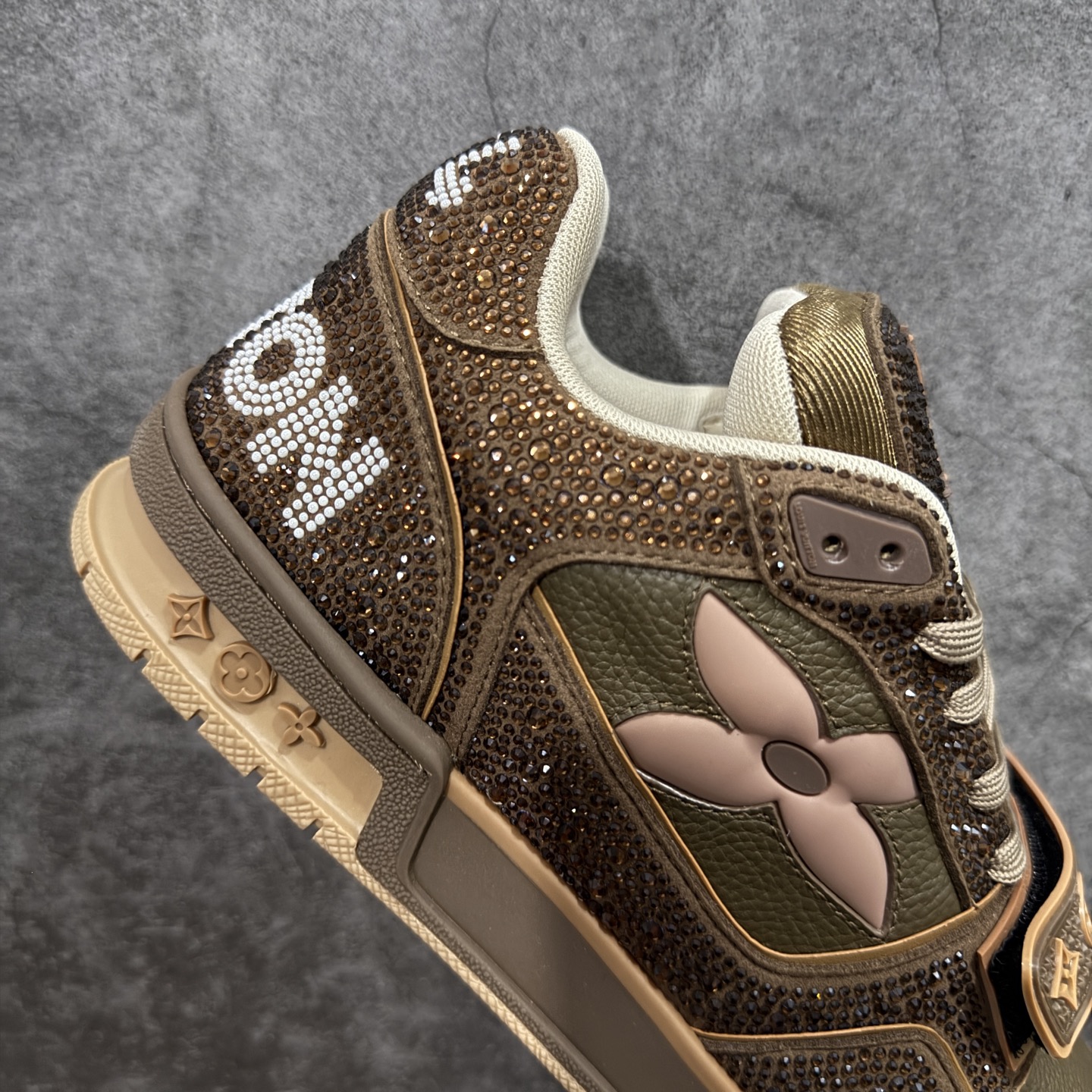 图片[7]-【YS纯原】广奢高端货 LOUIS VUITTON 路易威登 LV Trainer 休闲板鞋 ✦ 原楦原纸版开模，鞋型立体饱满 ✦ 零毛边、零溢胶、零线头瑕疵 ✦ 细节与原版一致 区分市面通货 ✦ 多层叠片＋电脑针车，针距密度一致 ✦ Monogram浮雕＋3D高频压纹 ✦ 多密度发泡中底：支撑回弹媲美专柜 ✦ 原装橡胶大底：含胶量高、纹路深、双拼接零偏差 ✦ ZP级原装包装：专柜款鞋盒＋防尘袋＋说明书 尺码：38-45-选品中心