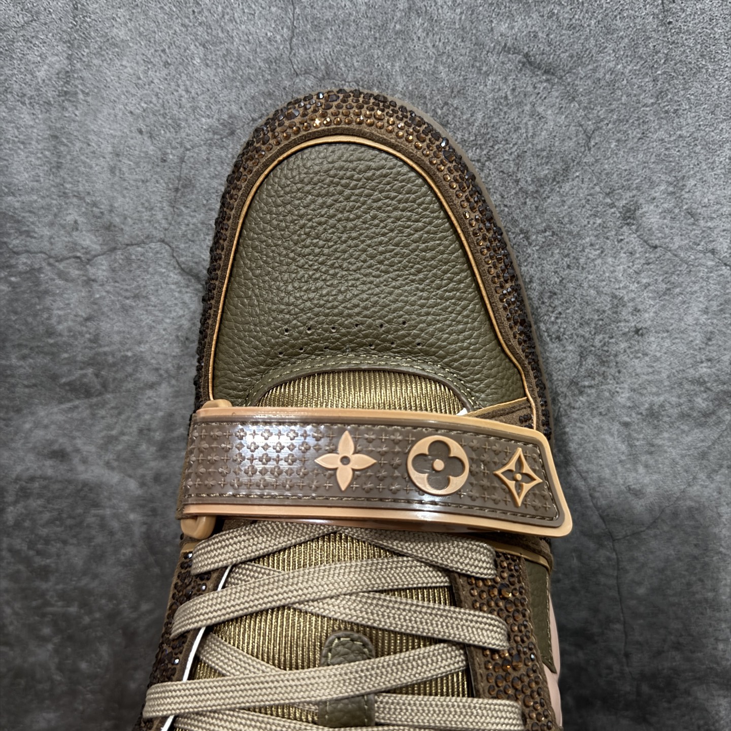 图片[5]-【YS纯原】广奢高端货 LOUIS VUITTON 路易威登 LV Trainer 休闲板鞋 ✦ 原楦原纸版开模，鞋型立体饱满 ✦ 零毛边、零溢胶、零线头瑕疵 ✦ 细节与原版一致 区分市面通货 ✦ 多层叠片＋电脑针车，针距密度一致 ✦ Monogram浮雕＋3D高频压纹 ✦ 多密度发泡中底：支撑回弹媲美专柜 ✦ 原装橡胶大底：含胶量高、纹路深、双拼接零偏差 ✦ ZP级原装包装：专柜款鞋盒＋防尘袋＋说明书 尺码：38-45-选品中心
