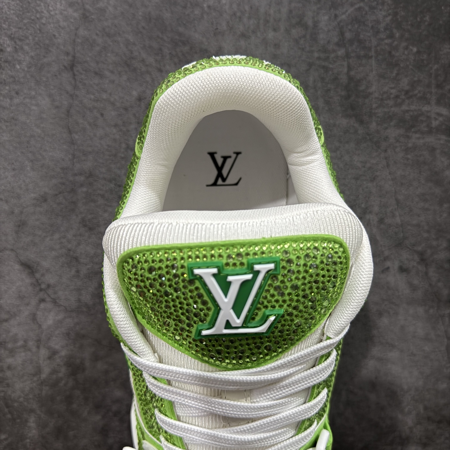 图片[8]-【YS纯原】广奢高端货 LOUIS VUITTON 路易威登 LV Trainer 休闲板鞋 ✦ 原楦原纸版开模，鞋型立体饱满 ✦ 零毛边、零溢胶、零线头瑕疵 ✦ 细节与原版一致 区分市面通货 ✦ 多层叠片＋电脑针车，针距密度一致 ✦ Monogram浮雕＋3D高频压纹 ✦ 多密度发泡中底：支撑回弹媲美专柜 ✦ 原装橡胶大底：含胶量高、纹路深、双拼接零偏差 ✦ ZP级原装包装：专柜款鞋盒＋防尘袋＋说明书 尺码：38-45-选品中心