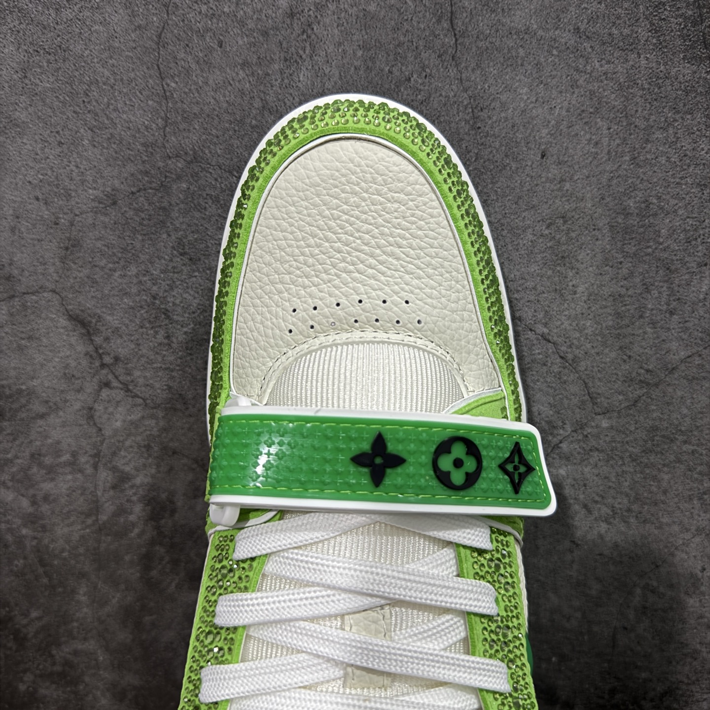 图片[5]-【YS纯原】广奢高端货 LOUIS VUITTON 路易威登 LV Trainer 休闲板鞋 ✦ 原楦原纸版开模，鞋型立体饱满 ✦ 零毛边、零溢胶、零线头瑕疵 ✦ 细节与原版一致 区分市面通货 ✦ 多层叠片＋电脑针车，针距密度一致 ✦ Monogram浮雕＋3D高频压纹 ✦ 多密度发泡中底：支撑回弹媲美专柜 ✦ 原装橡胶大底：含胶量高、纹路深、双拼接零偏差 ✦ ZP级原装包装：专柜款鞋盒＋防尘袋＋说明书 尺码：38-45-选品中心