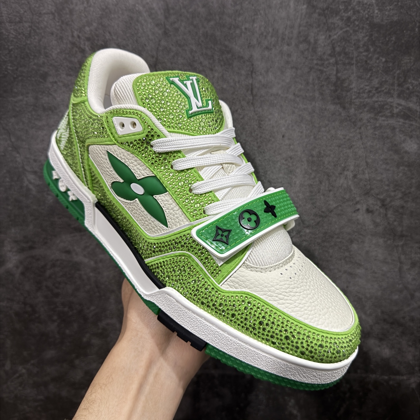 图片[3]-【YS纯原】广奢高端货 LOUIS VUITTON 路易威登 LV Trainer 休闲板鞋 ✦ 原楦原纸版开模，鞋型立体饱满 ✦ 零毛边、零溢胶、零线头瑕疵 ✦ 细节与原版一致 区分市面通货 ✦ 多层叠片＋电脑针车，针距密度一致 ✦ Monogram浮雕＋3D高频压纹 ✦ 多密度发泡中底：支撑回弹媲美专柜 ✦ 原装橡胶大底：含胶量高、纹路深、双拼接零偏差 ✦ ZP级原装包装：专柜款鞋盒＋防尘袋＋说明书 尺码：38-45-选品中心