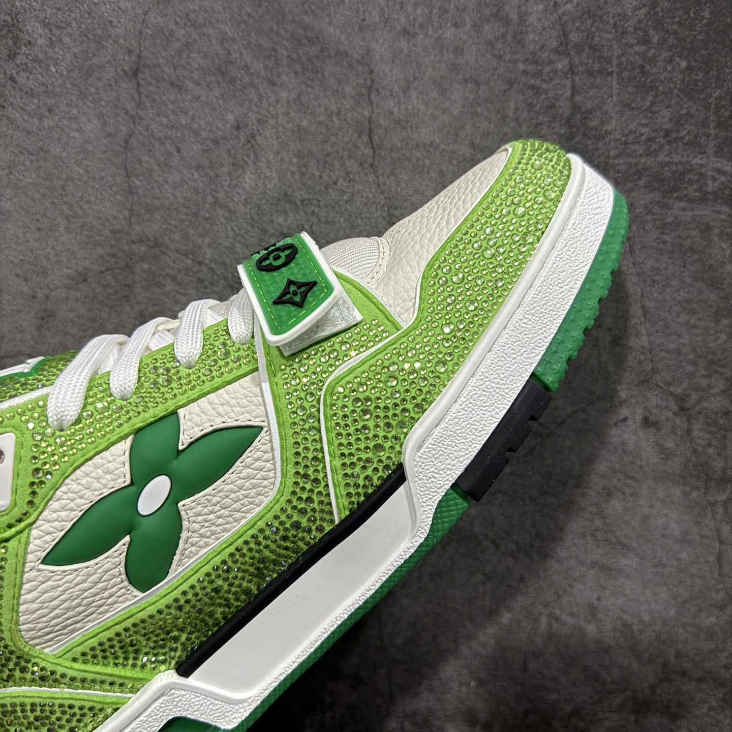 图片[6]-【YS纯原】广奢高端货 LOUIS VUITTON 路易威登 LV Trainer 休闲板鞋 ✦ 原楦原纸版开模，鞋型立体饱满 ✦ 零毛边、零溢胶、零线头瑕疵 ✦ 细节与原版一致 区分市面通货 ✦ 多层叠片＋电脑针车，针距密度一致 ✦ Monogram浮雕＋3D高频压纹 ✦ 多密度发泡中底：支撑回弹媲美专柜 ✦ 原装橡胶大底：含胶量高、纹路深、双拼接零偏差 ✦ ZP级原装包装：专柜款鞋盒＋防尘袋＋说明书 尺码：38-45-选品中心