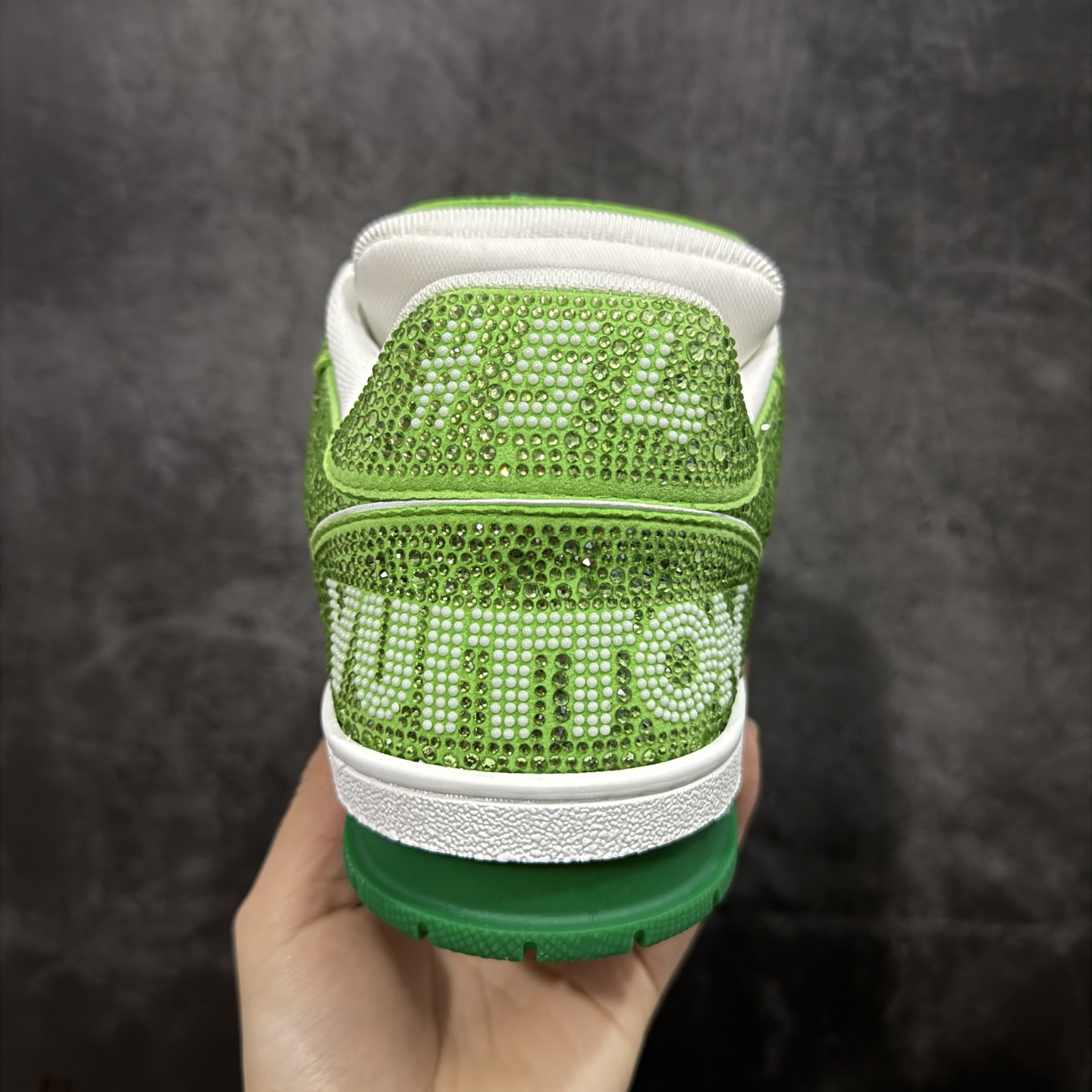 图片[4]-【YS纯原】广奢高端货 LOUIS VUITTON 路易威登 LV Trainer 休闲板鞋 ✦ 原楦原纸版开模，鞋型立体饱满 ✦ 零毛边、零溢胶、零线头瑕疵 ✦ 细节与原版一致 区分市面通货 ✦ 多层叠片＋电脑针车，针距密度一致 ✦ Monogram浮雕＋3D高频压纹 ✦ 多密度发泡中底：支撑回弹媲美专柜 ✦ 原装橡胶大底：含胶量高、纹路深、双拼接零偏差 ✦ ZP级原装包装：专柜款鞋盒＋防尘袋＋说明书 尺码：38-45-选品中心