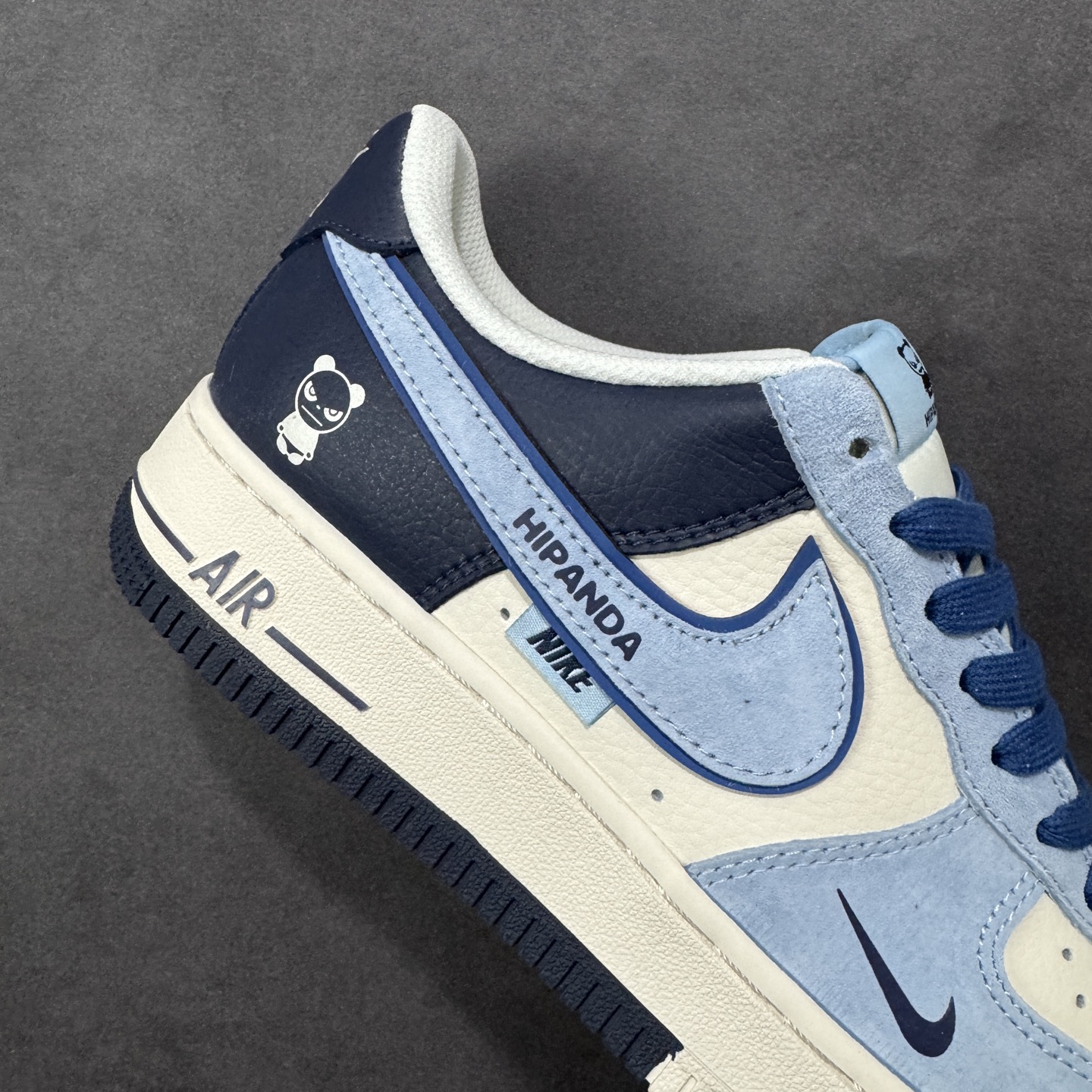 图片[6]-【定制版】Nike Air Force 1 \’07 Low “暴力熊联名——北卡蓝双钩” 高端定制 低帮休闲板鞋 定制鞋盒 大厂纯原品质出货 超高清洁度 皮料切割干净无任何毛边 细节完美 货号：XD9314-616 尺码： 36 36.5 37.5 38 38.5 39 40 40.5 41 42 42.5 43 44 44.5 45-选品中心
