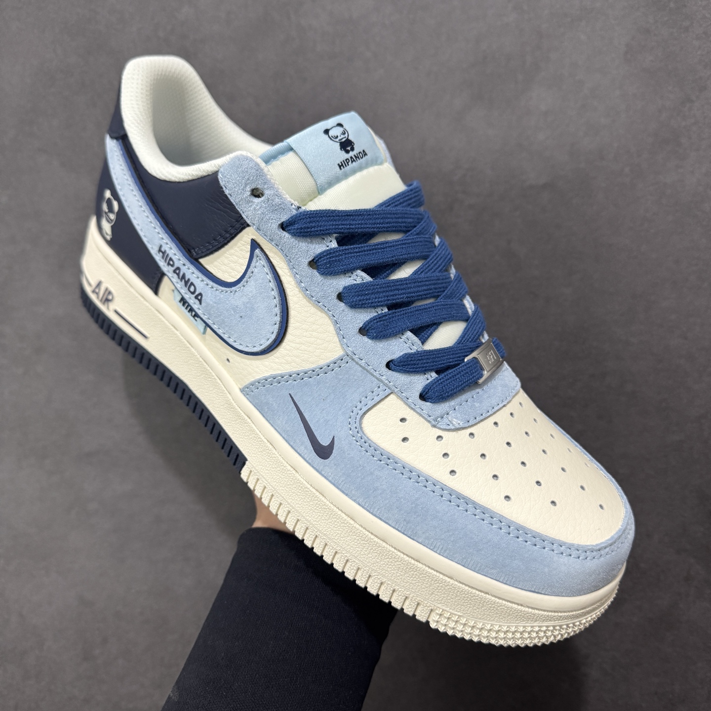 图片[3]-【定制版】Nike Air Force 1 \’07 Low “暴力熊联名——北卡蓝双钩” 高端定制 低帮休闲板鞋 定制鞋盒 大厂纯原品质出货 超高清洁度 皮料切割干净无任何毛边 细节完美 货号：XD9314-616 尺码： 36 36.5 37.5 38 38.5 39 40 40.5 41 42 42.5 43 44 44.5 45-选品中心
