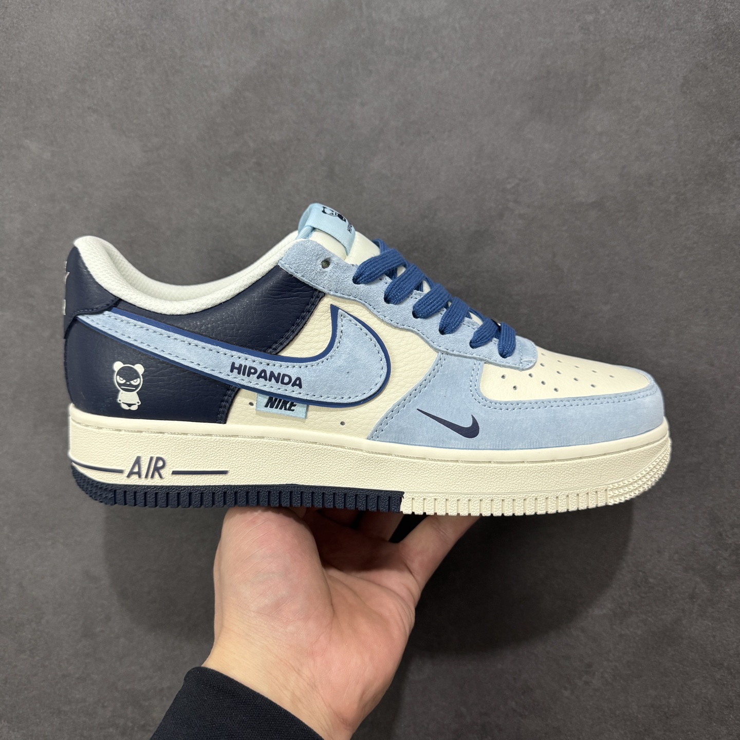 【定制版】Nike Air Force 1 \'07 Low “暴力熊联名------北卡蓝双钩” 高端定制 低帮休闲板鞋 定制鞋盒 大厂纯原品质出货 超高清洁度 皮料切割干净无任何毛边 细节完美 货号：XD9314-616 尺码： 36 36.5 37.5 38 38.5 39 40 40.5 41 42 42.5 43 44 44.5 45-选品中心