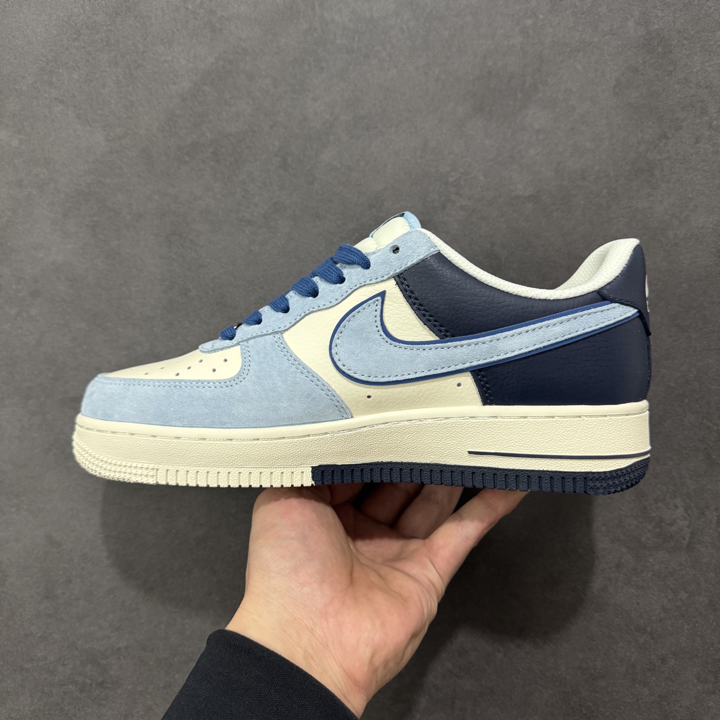 图片[2]-【定制版】Nike Air Force 1 \’07 Low “暴力熊联名——北卡蓝双钩” 高端定制 低帮休闲板鞋 定制鞋盒 大厂纯原品质出货 超高清洁度 皮料切割干净无任何毛边 细节完美 货号：XD9314-616 尺码： 36 36.5 37.5 38 38.5 39 40 40.5 41 42 42.5 43 44 44.5 45-选品中心