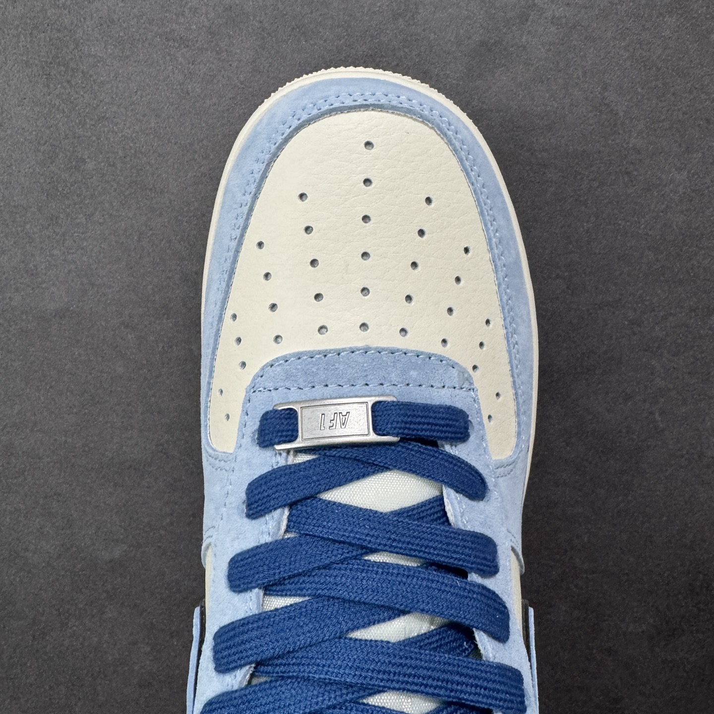 图片[8]-【定制版】Nike Air Force 1 \’07 Low “暴力熊联名——北卡蓝双钩” 高端定制 低帮休闲板鞋 定制鞋盒 大厂纯原品质出货 超高清洁度 皮料切割干净无任何毛边 细节完美 货号：XD9314-616 尺码： 36 36.5 37.5 38 38.5 39 40 40.5 41 42 42.5 43 44 44.5 45-选品中心