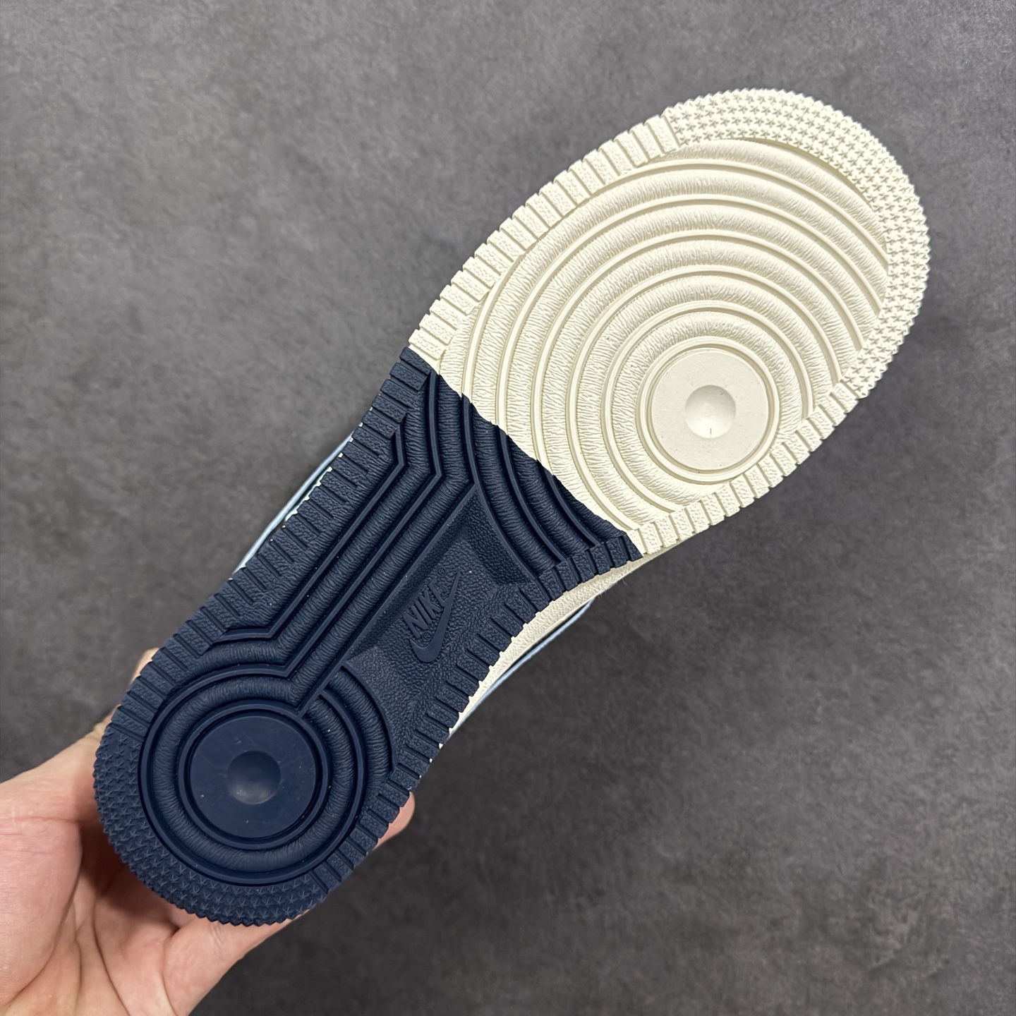 图片[9]-【定制版】Nike Air Force 1 \’07 Low “暴力熊联名——北卡蓝双钩” 高端定制 低帮休闲板鞋 定制鞋盒 大厂纯原品质出货 超高清洁度 皮料切割干净无任何毛边 细节完美 货号：XD9314-616 尺码： 36 36.5 37.5 38 38.5 39 40 40.5 41 42 42.5 43 44 44.5 45-选品中心