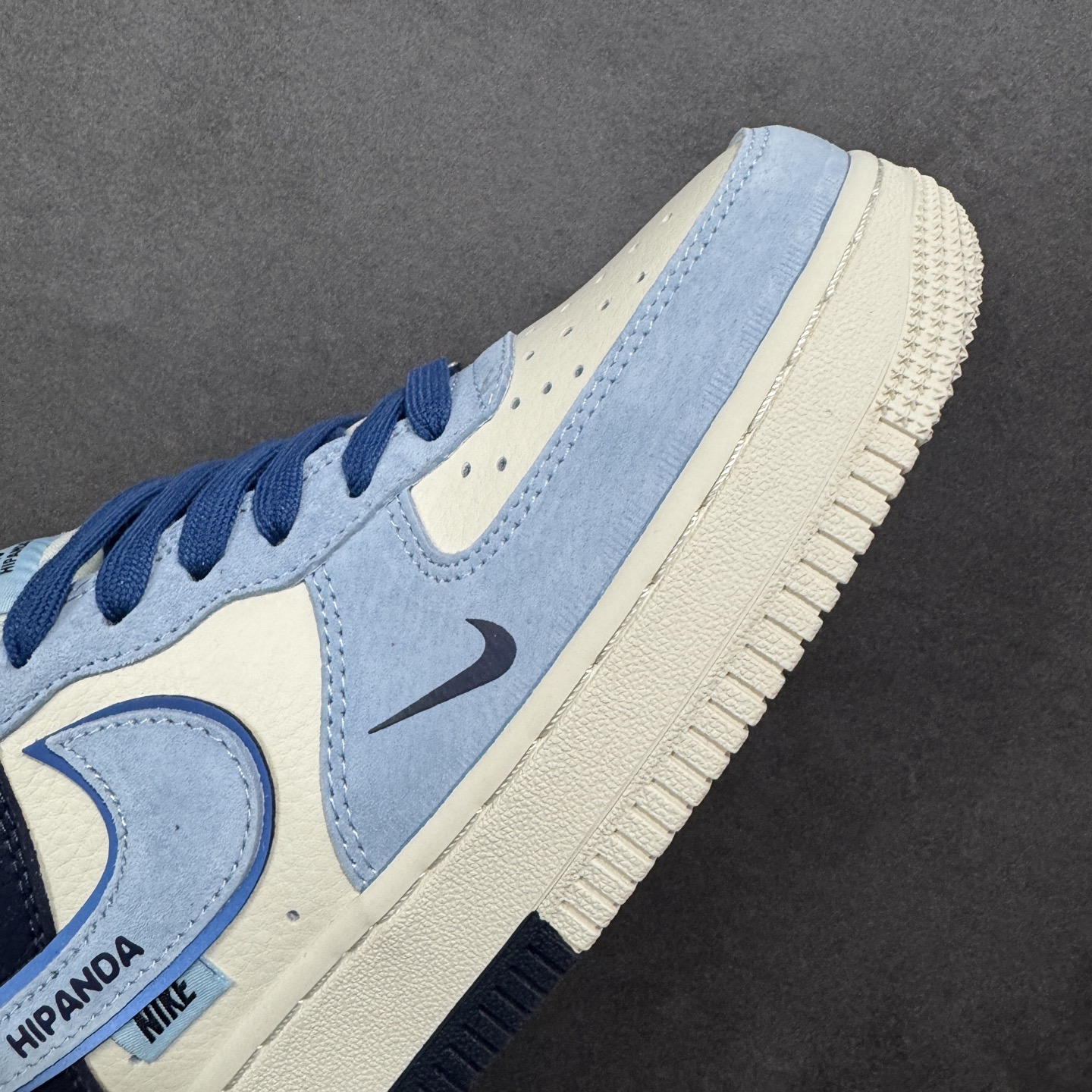 图片[5]-【定制版】Nike Air Force 1 \’07 Low “暴力熊联名——北卡蓝双钩” 高端定制 低帮休闲板鞋 定制鞋盒 大厂纯原品质出货 超高清洁度 皮料切割干净无任何毛边 细节完美 货号：XD9314-616 尺码： 36 36.5 37.5 38 38.5 39 40 40.5 41 42 42.5 43 44 44.5 45-选品中心