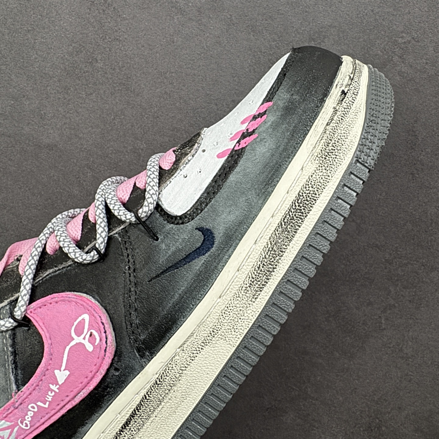 图片[5]-【定制版】手绘涂鸦“灰粉幸运符”Nike Air Force 1 “ Gray-Pink Lucky Charm”空军一号定制板鞋 以 “灰粉撞色 + 幸运元素” 为核心设计：鞋身采用做旧灰调麂皮，搭配亮眼的粉色装饰 —— 鞋侧 Swoosh 印着 “Good Luck” 字样与箭头符号，鞋头点缀粉色缝线肌理，麻绳鞋带混编粉色绳结，强化了随性又俏皮的风格；外底保留经典 “AIR” 标识，做旧磨损的细节让鞋款自带复古氛围感。既延续了空军一号的舒适脚感 货号：YD2425-880 尺码： 36 36.5 37.5 38 38.5 39 40 40.5 41 42 42.5 43 44 44.5 45 编码：HXSA310320-选品中心