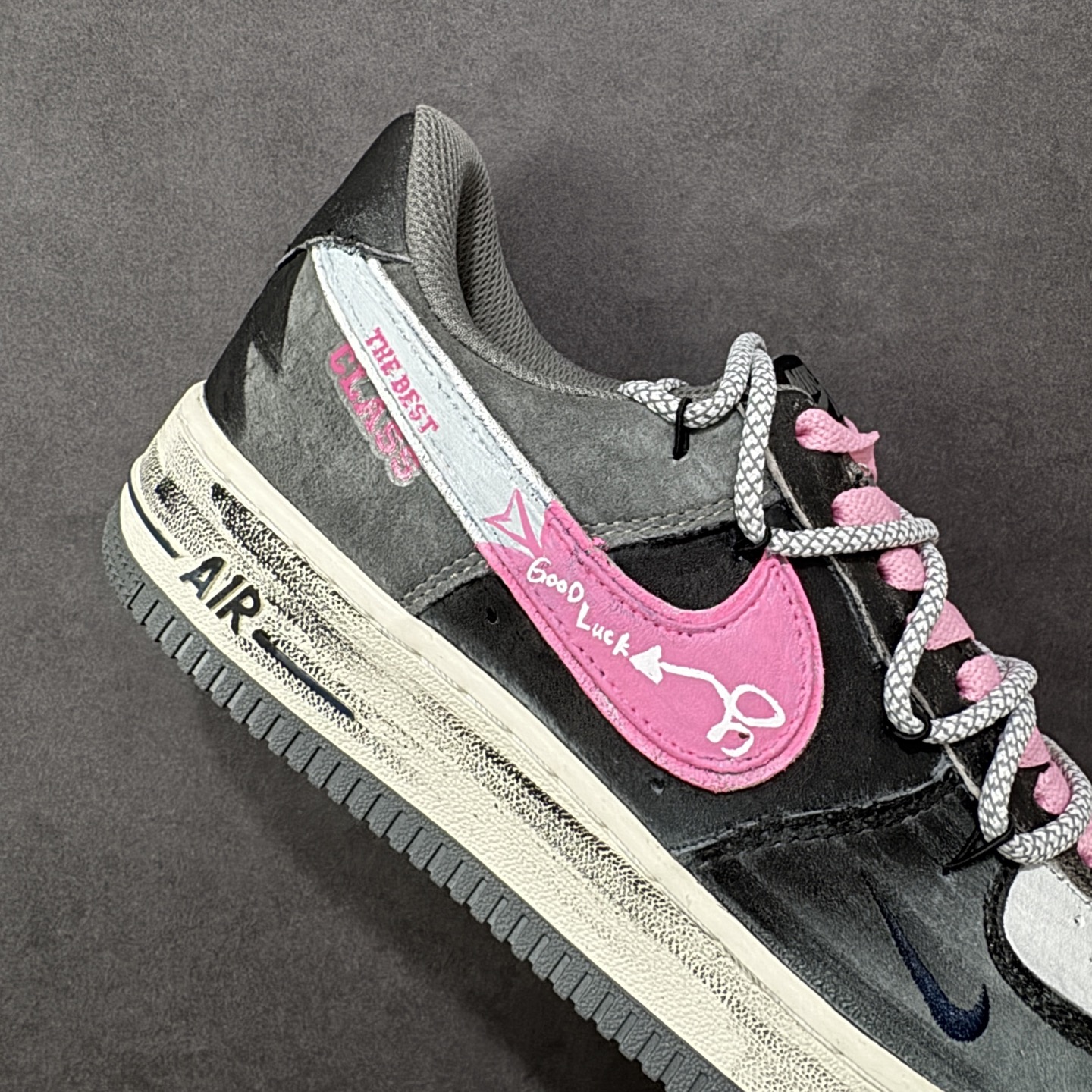 图片[6]-【定制版】手绘涂鸦“灰粉幸运符”Nike Air Force 1 “ Gray-Pink Lucky Charm”空军一号定制板鞋 以 “灰粉撞色 + 幸运元素” 为核心设计：鞋身采用做旧灰调麂皮，搭配亮眼的粉色装饰 —— 鞋侧 Swoosh 印着 “Good Luck” 字样与箭头符号，鞋头点缀粉色缝线肌理，麻绳鞋带混编粉色绳结，强化了随性又俏皮的风格；外底保留经典 “AIR” 标识，做旧磨损的细节让鞋款自带复古氛围感。既延续了空军一号的舒适脚感 货号：YD2425-880 尺码： 36 36.5 37.5 38 38.5 39 40 40.5 41 42 42.5 43 44 44.5 45 编码：HXSA310320-选品中心