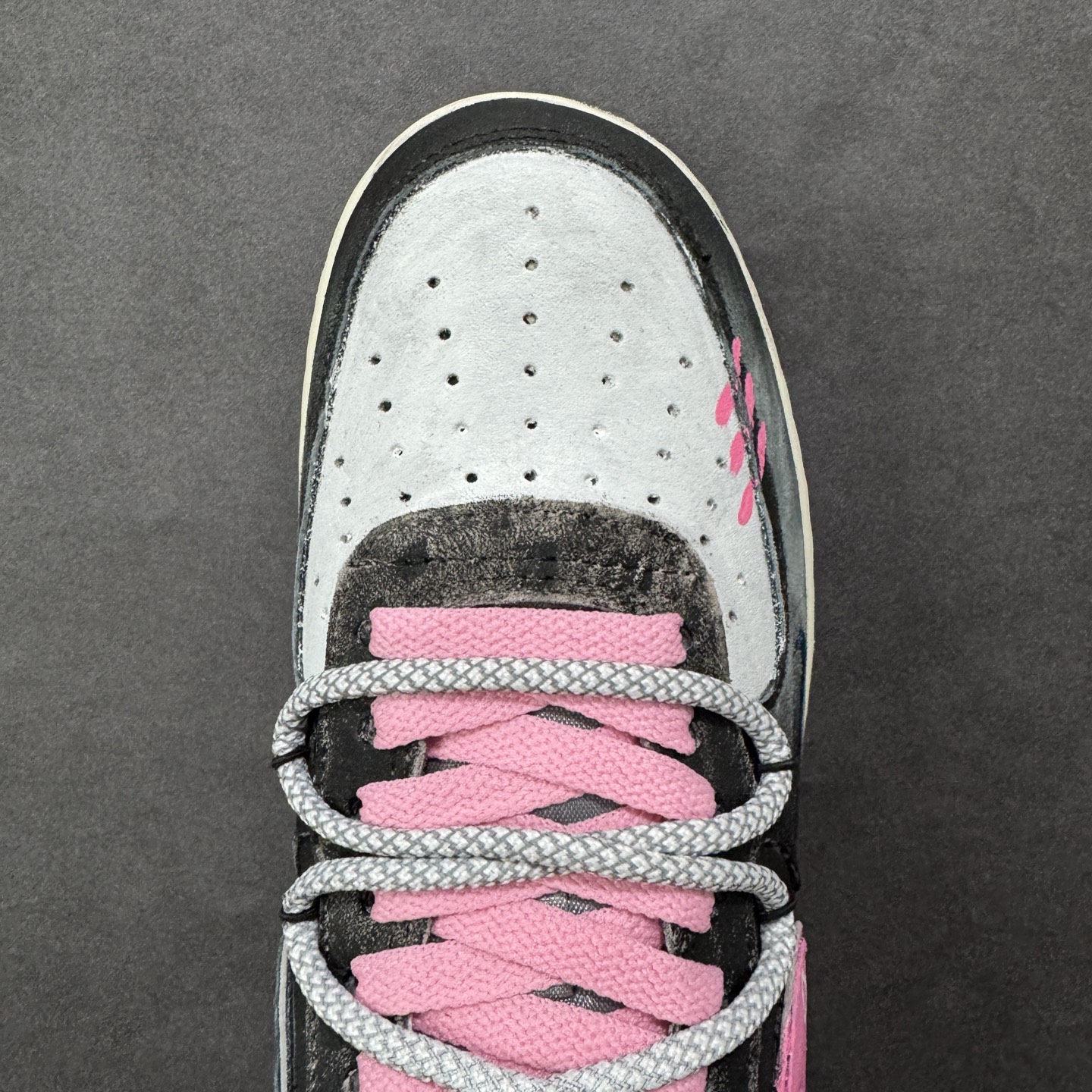 图片[8]-【定制版】手绘涂鸦“灰粉幸运符”Nike Air Force 1 “ Gray-Pink Lucky Charm”空军一号定制板鞋 以 “灰粉撞色 + 幸运元素” 为核心设计：鞋身采用做旧灰调麂皮，搭配亮眼的粉色装饰 —— 鞋侧 Swoosh 印着 “Good Luck” 字样与箭头符号，鞋头点缀粉色缝线肌理，麻绳鞋带混编粉色绳结，强化了随性又俏皮的风格；外底保留经典 “AIR” 标识，做旧磨损的细节让鞋款自带复古氛围感。既延续了空军一号的舒适脚感 货号：YD2425-880 尺码： 36 36.5 37.5 38 38.5 39 40 40.5 41 42 42.5 43 44 44.5 45 编码：HXSA310320-选品中心