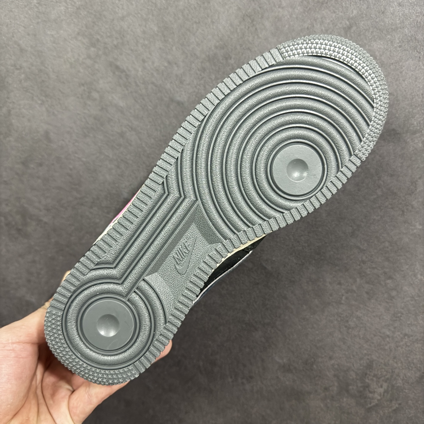 图片[9]-【定制版】手绘涂鸦“灰粉幸运符”Nike Air Force 1 “ Gray-Pink Lucky Charm”空军一号定制板鞋 以 “灰粉撞色 + 幸运元素” 为核心设计：鞋身采用做旧灰调麂皮，搭配亮眼的粉色装饰 —— 鞋侧 Swoosh 印着 “Good Luck” 字样与箭头符号，鞋头点缀粉色缝线肌理，麻绳鞋带混编粉色绳结，强化了随性又俏皮的风格；外底保留经典 “AIR” 标识，做旧磨损的细节让鞋款自带复古氛围感。既延续了空军一号的舒适脚感 货号：YD2425-880 尺码： 36 36.5 37.5 38 38.5 39 40 40.5 41 42 42.5 43 44 44.5 45 编码：HXSA310320-选品中心