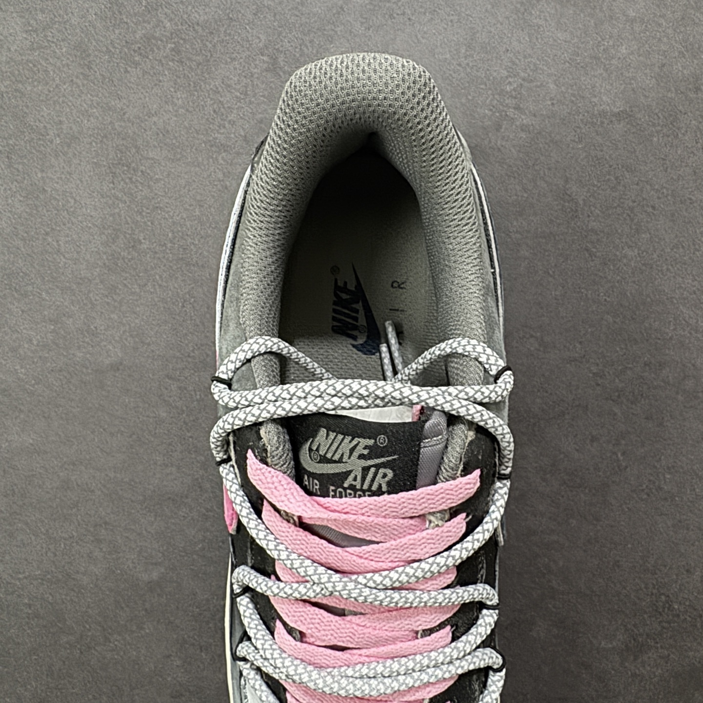 图片[7]-【定制版】手绘涂鸦“灰粉幸运符”Nike Air Force 1 “ Gray-Pink Lucky Charm”空军一号定制板鞋 以 “灰粉撞色 + 幸运元素” 为核心设计：鞋身采用做旧灰调麂皮，搭配亮眼的粉色装饰 —— 鞋侧 Swoosh 印着 “Good Luck” 字样与箭头符号，鞋头点缀粉色缝线肌理，麻绳鞋带混编粉色绳结，强化了随性又俏皮的风格；外底保留经典 “AIR” 标识，做旧磨损的细节让鞋款自带复古氛围感。既延续了空军一号的舒适脚感 货号：YD2425-880 尺码： 36 36.5 37.5 38 38.5 39 40 40.5 41 42 42.5 43 44 44.5 45 编码：HXSA310320-选品中心