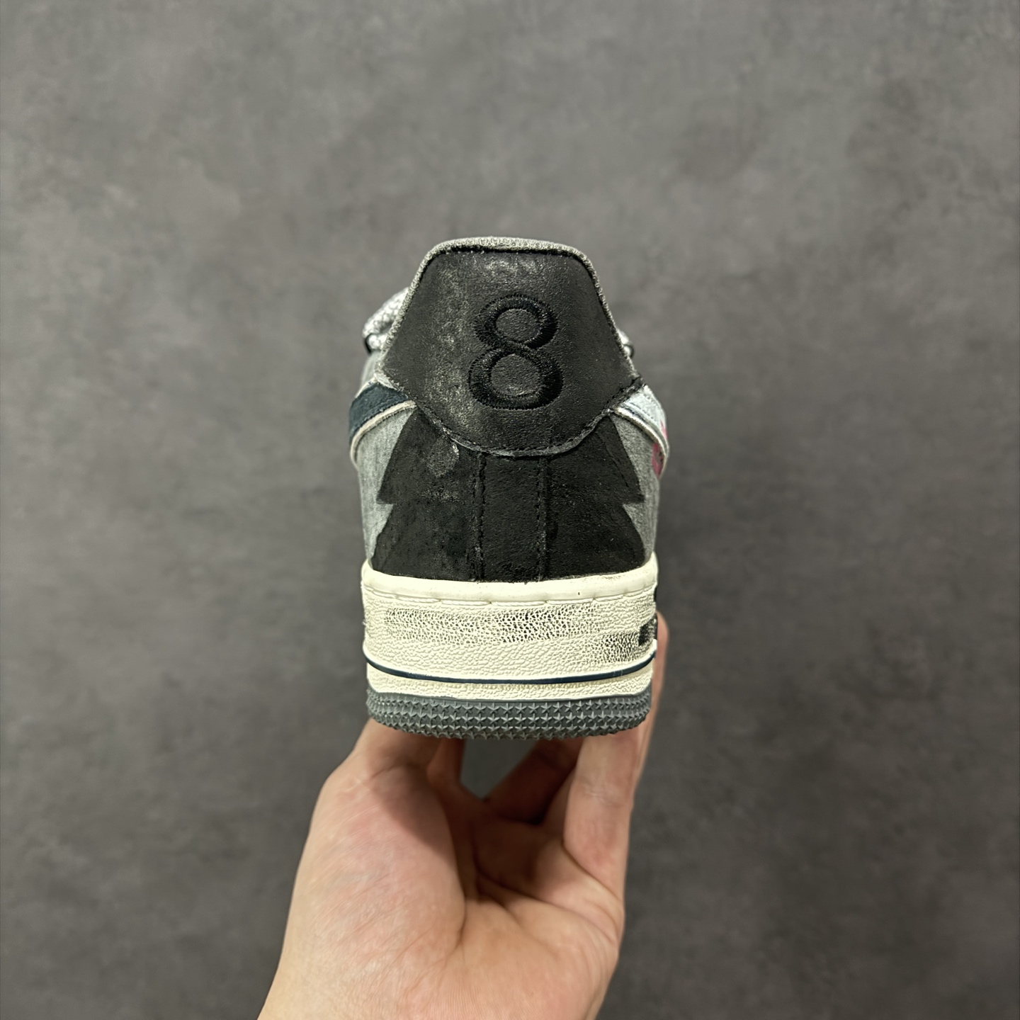 图片[4]-【定制版】手绘涂鸦“灰粉幸运符”Nike Air Force 1 “ Gray-Pink Lucky Charm”空军一号定制板鞋 以 “灰粉撞色 + 幸运元素” 为核心设计：鞋身采用做旧灰调麂皮，搭配亮眼的粉色装饰 —— 鞋侧 Swoosh 印着 “Good Luck” 字样与箭头符号，鞋头点缀粉色缝线肌理，麻绳鞋带混编粉色绳结，强化了随性又俏皮的风格；外底保留经典 “AIR” 标识，做旧磨损的细节让鞋款自带复古氛围感。既延续了空军一号的舒适脚感 货号：YD2425-880 尺码： 36 36.5 37.5 38 38.5 39 40 40.5 41 42 42.5 43 44 44.5 45 编码：HXSA310320-选品中心