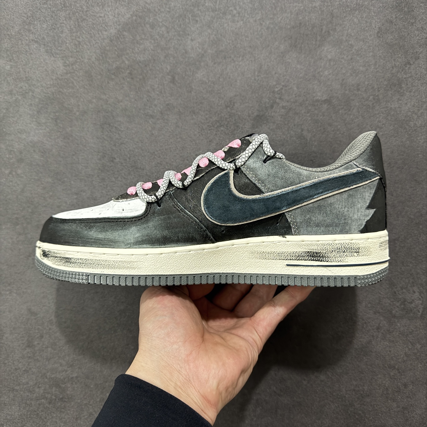 图片[2]-【定制版】手绘涂鸦“灰粉幸运符”Nike Air Force 1 “ Gray-Pink Lucky Charm”空军一号定制板鞋 以 “灰粉撞色 + 幸运元素” 为核心设计：鞋身采用做旧灰调麂皮，搭配亮眼的粉色装饰 —— 鞋侧 Swoosh 印着 “Good Luck” 字样与箭头符号，鞋头点缀粉色缝线肌理，麻绳鞋带混编粉色绳结，强化了随性又俏皮的风格；外底保留经典 “AIR” 标识，做旧磨损的细节让鞋款自带复古氛围感。既延续了空军一号的舒适脚感 货号：YD2425-880 尺码： 36 36.5 37.5 38 38.5 39 40 40.5 41 42 42.5 43 44 44.5 45 编码：HXSA310320-选品中心