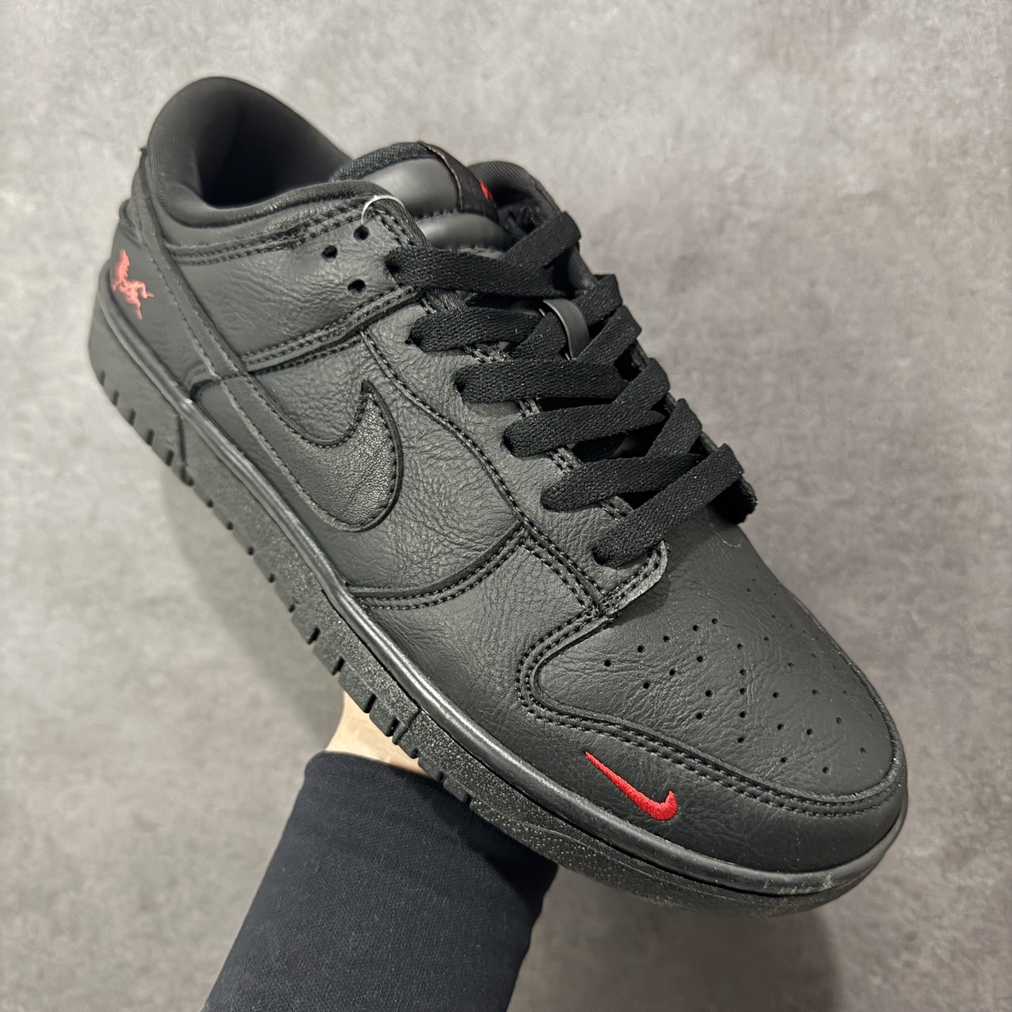图片[3]-【定制版】Nike SB Dunk Low \”马年限定款“——黑红” 高端定制 低帮休闲板鞋 定制鞋盒 Ortholite鞋垫透气防臭 大厂纯原品质出货 超高清洁度 皮料切割干净无任何毛边 细节完美 货号：YF9511-925 尺码：36 36.5 37.5 38 38.5 39 40 40.5 41 42 42.5 43 44 44.5 45 编码：HXSB330340-选品中心