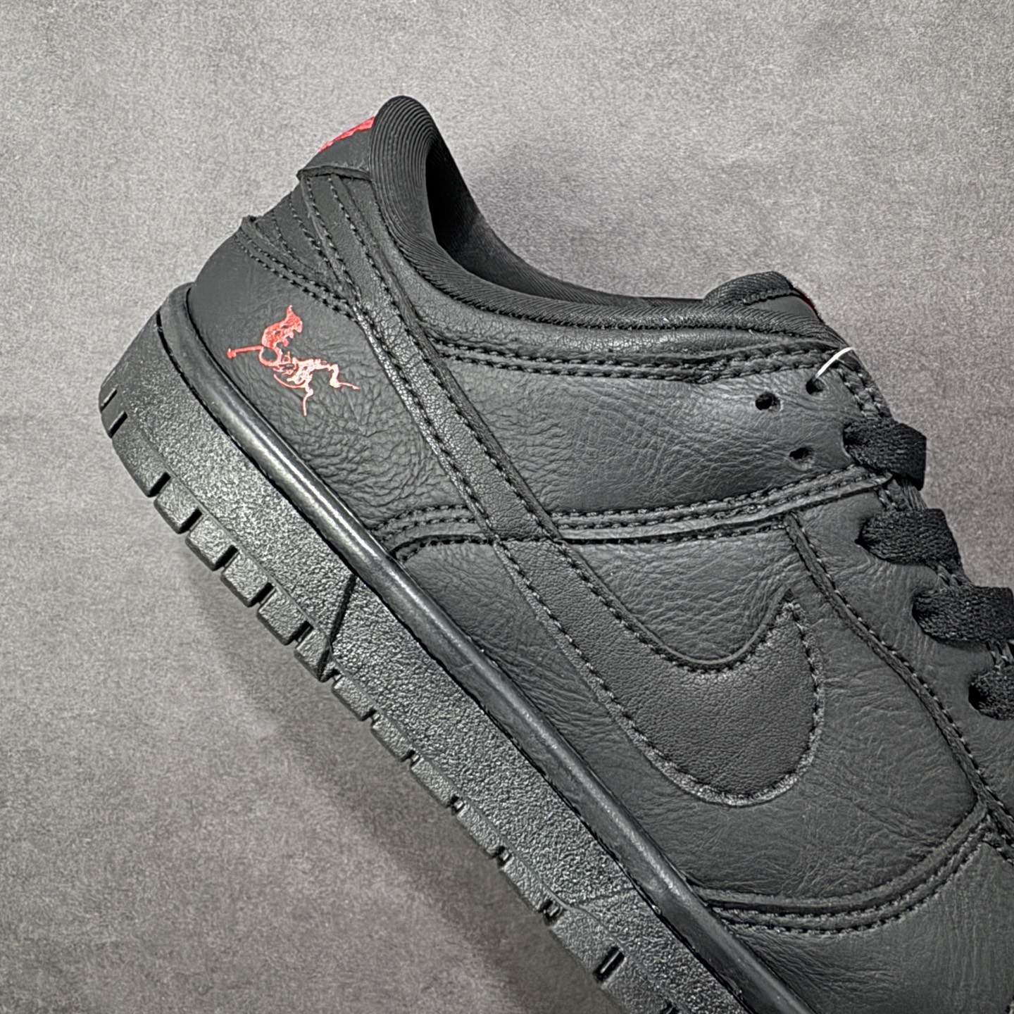 图片[6]-【定制版】Nike SB Dunk Low \”马年限定款“——黑红” 高端定制 低帮休闲板鞋 定制鞋盒 Ortholite鞋垫透气防臭 大厂纯原品质出货 超高清洁度 皮料切割干净无任何毛边 细节完美 货号：YF9511-925 尺码：36 36.5 37.5 38 38.5 39 40 40.5 41 42 42.5 43 44 44.5 45 编码：HXSB330340-选品中心