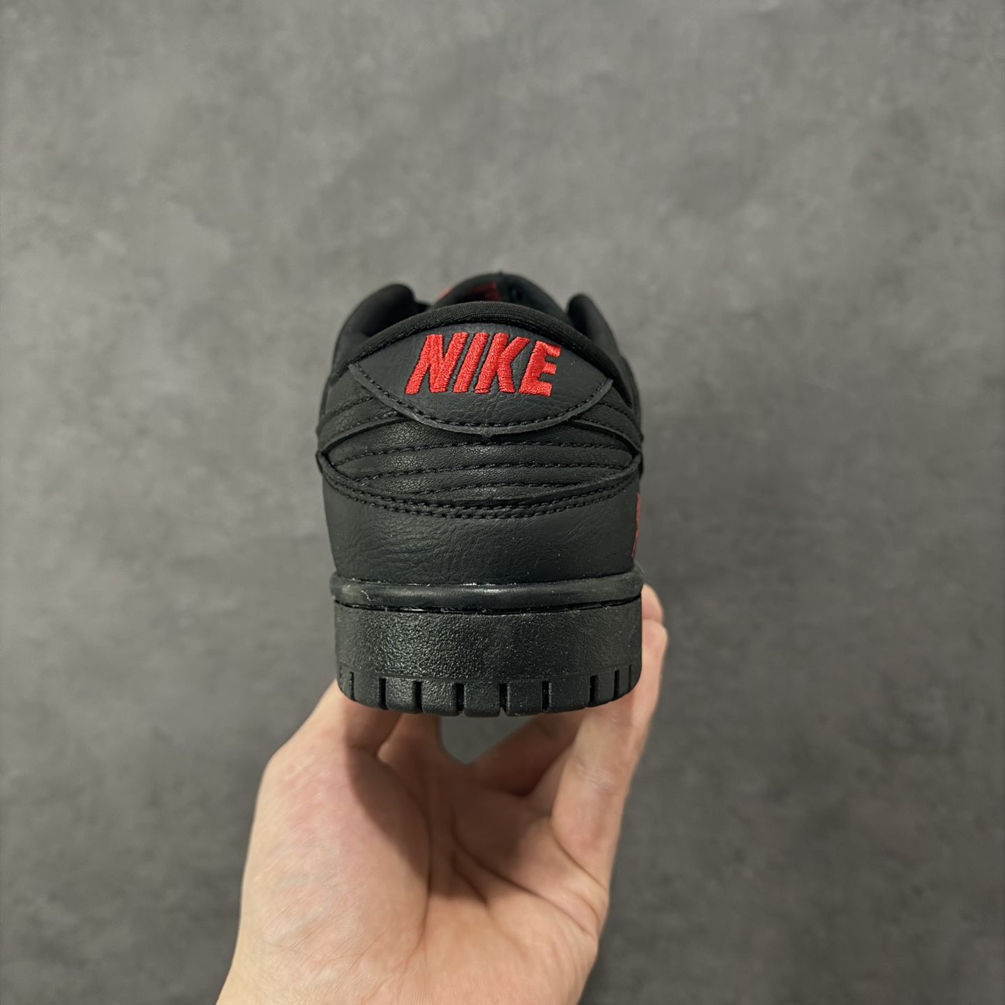 图片[4]-【定制版】Nike SB Dunk Low \”马年限定款“——黑红” 高端定制 低帮休闲板鞋 定制鞋盒 Ortholite鞋垫透气防臭 大厂纯原品质出货 超高清洁度 皮料切割干净无任何毛边 细节完美 货号：YF9511-925 尺码：36 36.5 37.5 38 38.5 39 40 40.5 41 42 42.5 43 44 44.5 45 编码：HXSB330340-选品中心