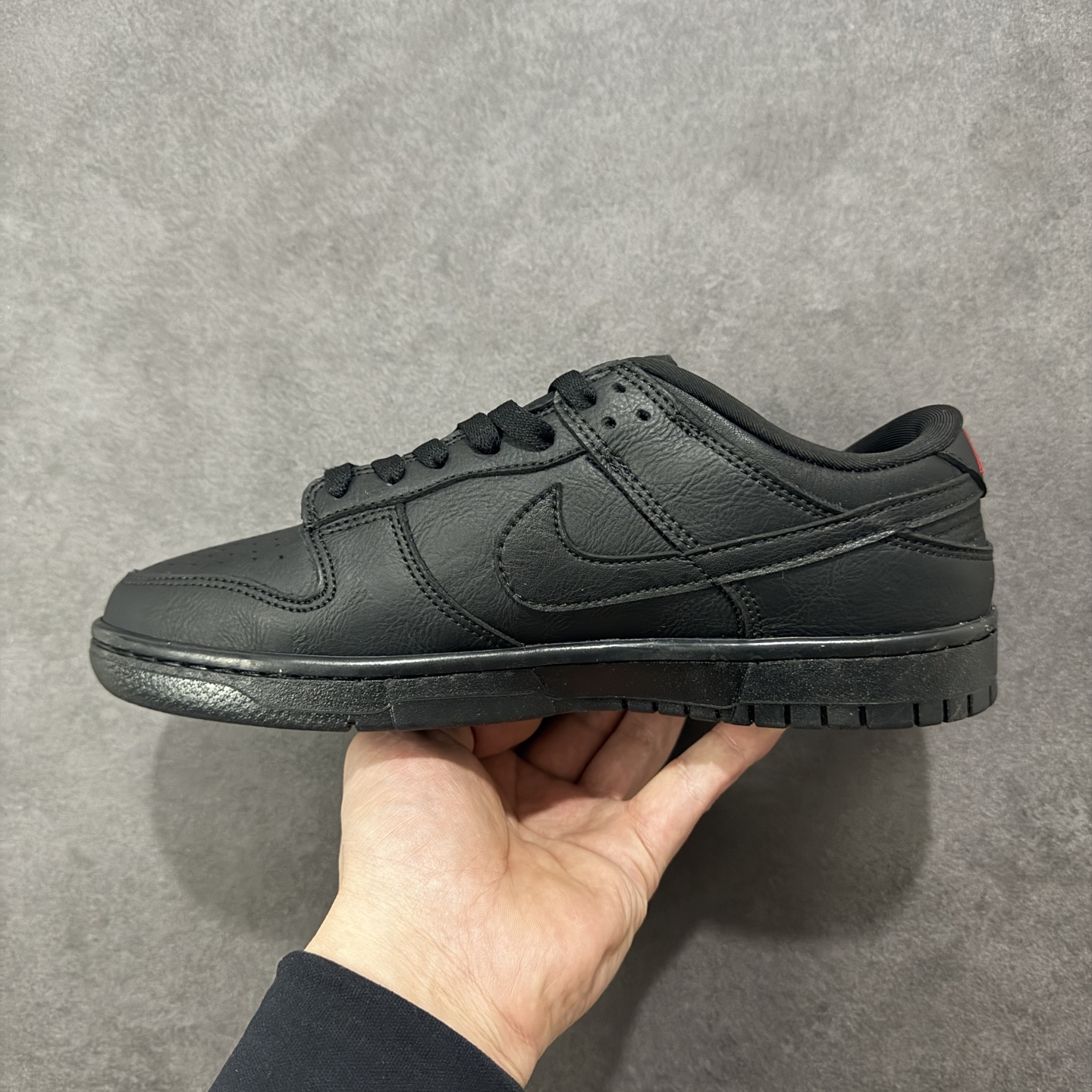 图片[2]-【定制版】Nike SB Dunk Low \”马年限定款“——黑红” 高端定制 低帮休闲板鞋 定制鞋盒 Ortholite鞋垫透气防臭 大厂纯原品质出货 超高清洁度 皮料切割干净无任何毛边 细节完美 货号：YF9511-925 尺码：36 36.5 37.5 38 38.5 39 40 40.5 41 42 42.5 43 44 44.5 45 编码：HXSB330340-选品中心