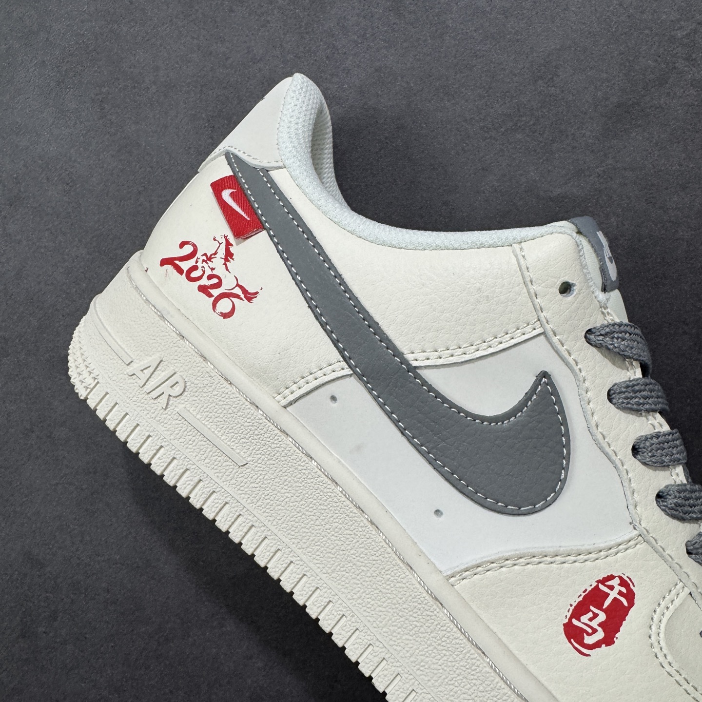 图片[6]-【定制版】Nike Air Force 1\’07 Low 马年限定 午马米灰红 空军一号低帮休闲板鞋  #原楦头原纸板 原装鞋盒 定制五金配件 内置全掌气垫 原厂鞋底 货号：MZ9588-822  尺码：36 36.5 37.5 38 38.5 39 40 40.5 41 42 42.5 43 44 44.5 45-选品中心