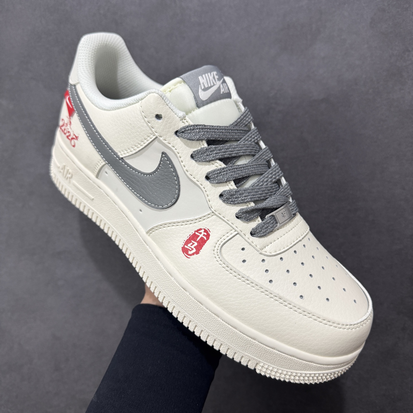 图片[3]-【定制版】Nike Air Force 1\’07 Low 马年限定 午马米灰红 空军一号低帮休闲板鞋  #原楦头原纸板 原装鞋盒 定制五金配件 内置全掌气垫 原厂鞋底 货号：MZ9588-822  尺码：36 36.5 37.5 38 38.5 39 40 40.5 41 42 42.5 43 44 44.5 45-选品中心
